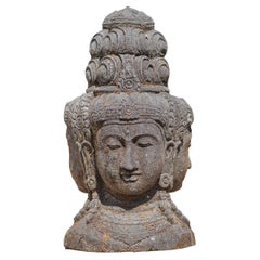 Tête du dieu Brahma à 3 visages en pierre de lave vieille du milieu du 20e siècle 