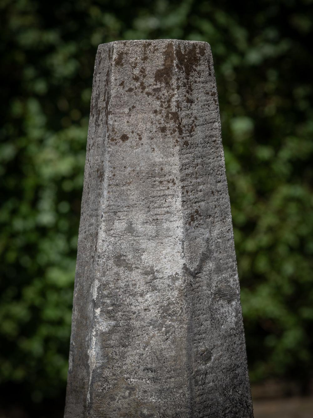 Stupa in pietra lavica della metà del XX secolo proveniente dall'Indonesia  Buddha Originali in vendita 6