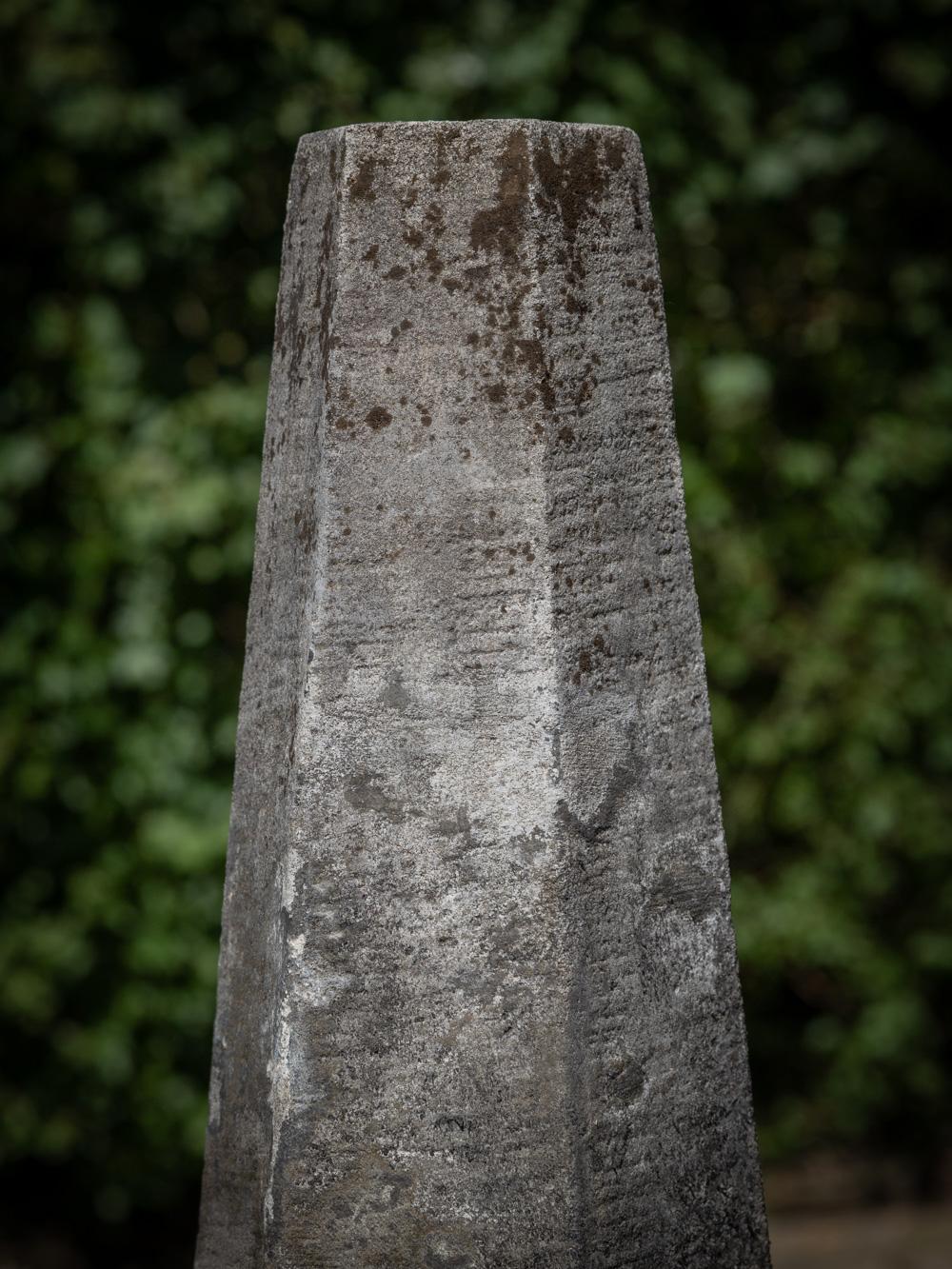 Stupa aus altem Lavastein aus Indonesien, Mitte des 20. Jahrhunderts  OriginalBuddhas im Angebot 7