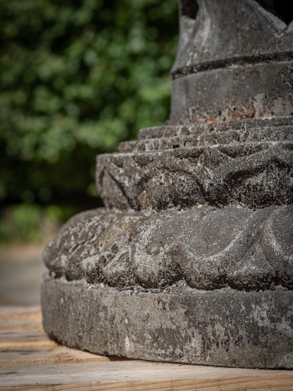 Stupa aus altem Lavastein aus Indonesien, Mitte des 20. Jahrhunderts  OriginalBuddhas im Zustand „Gut“ im Angebot in DEVENTER, NL