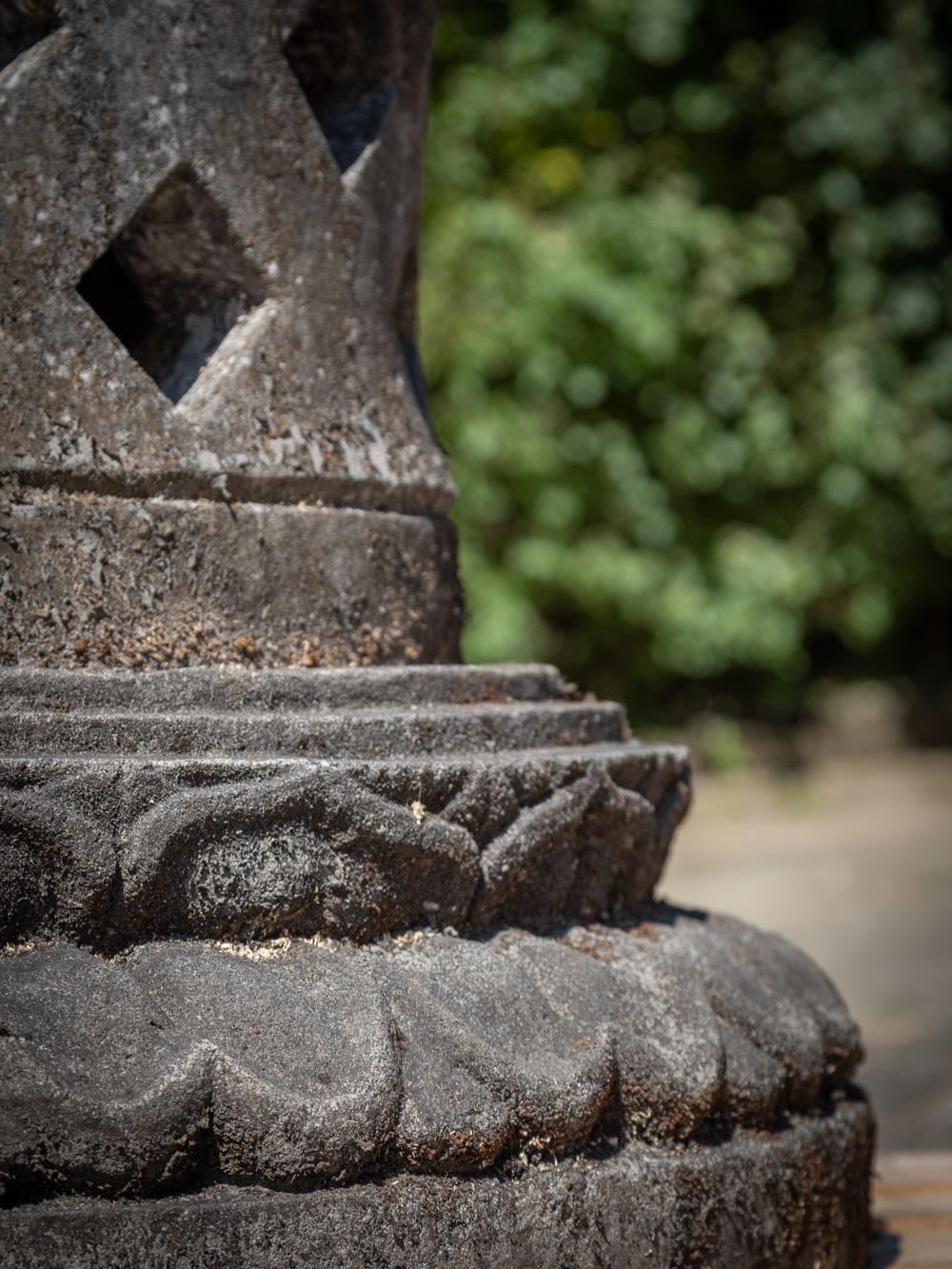 Stupa aus altem Lavastein aus Indonesien, Mitte des 20. Jahrhunderts  OriginalBuddhas im Angebot 1