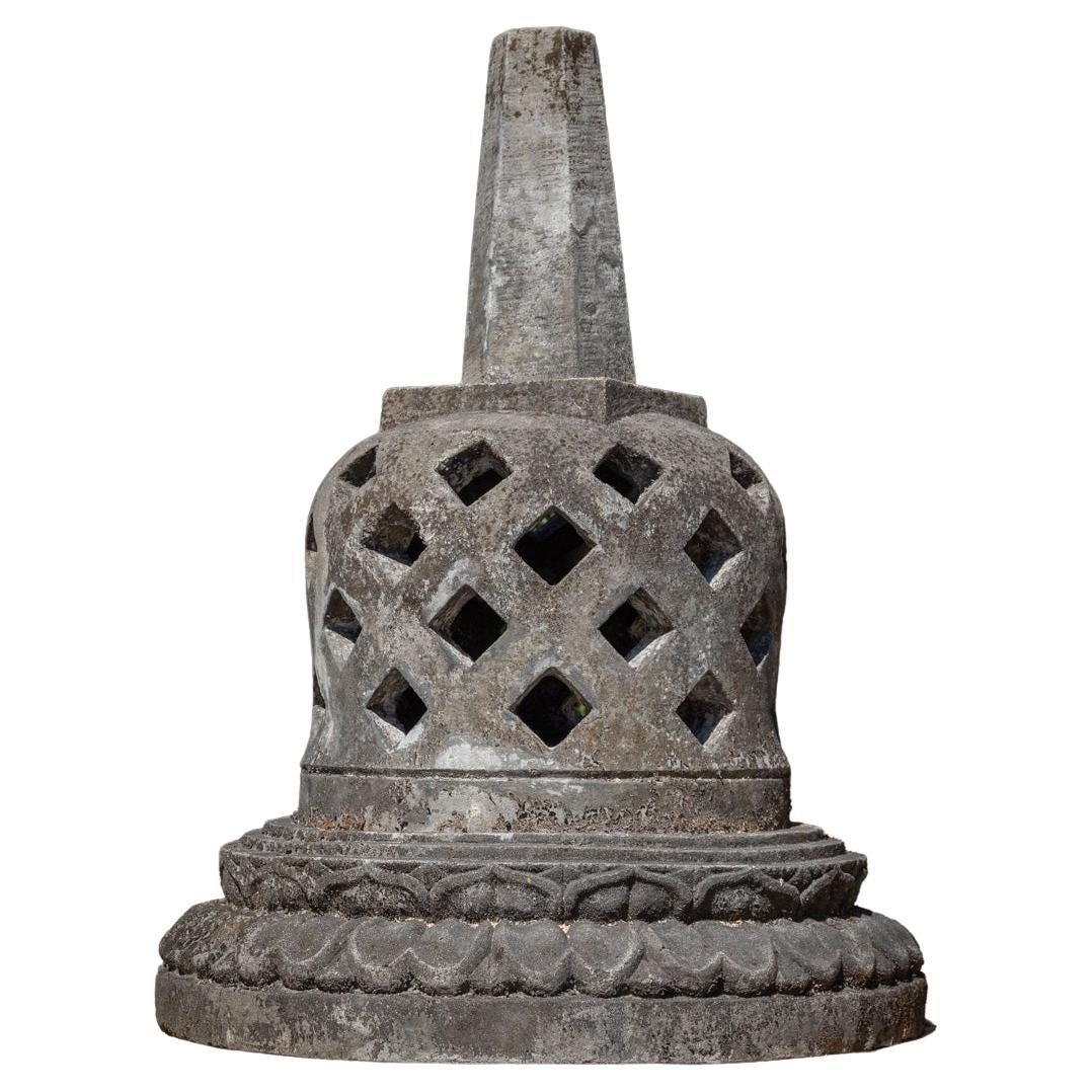 Stupa aus altem Lavastein aus Indonesien, Mitte des 20. Jahrhunderts  OriginalBuddhas