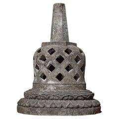 Stupa aus altem Lavastein aus Indonesien, Mitte des 20. Jahrhunderts  OriginalBuddhas