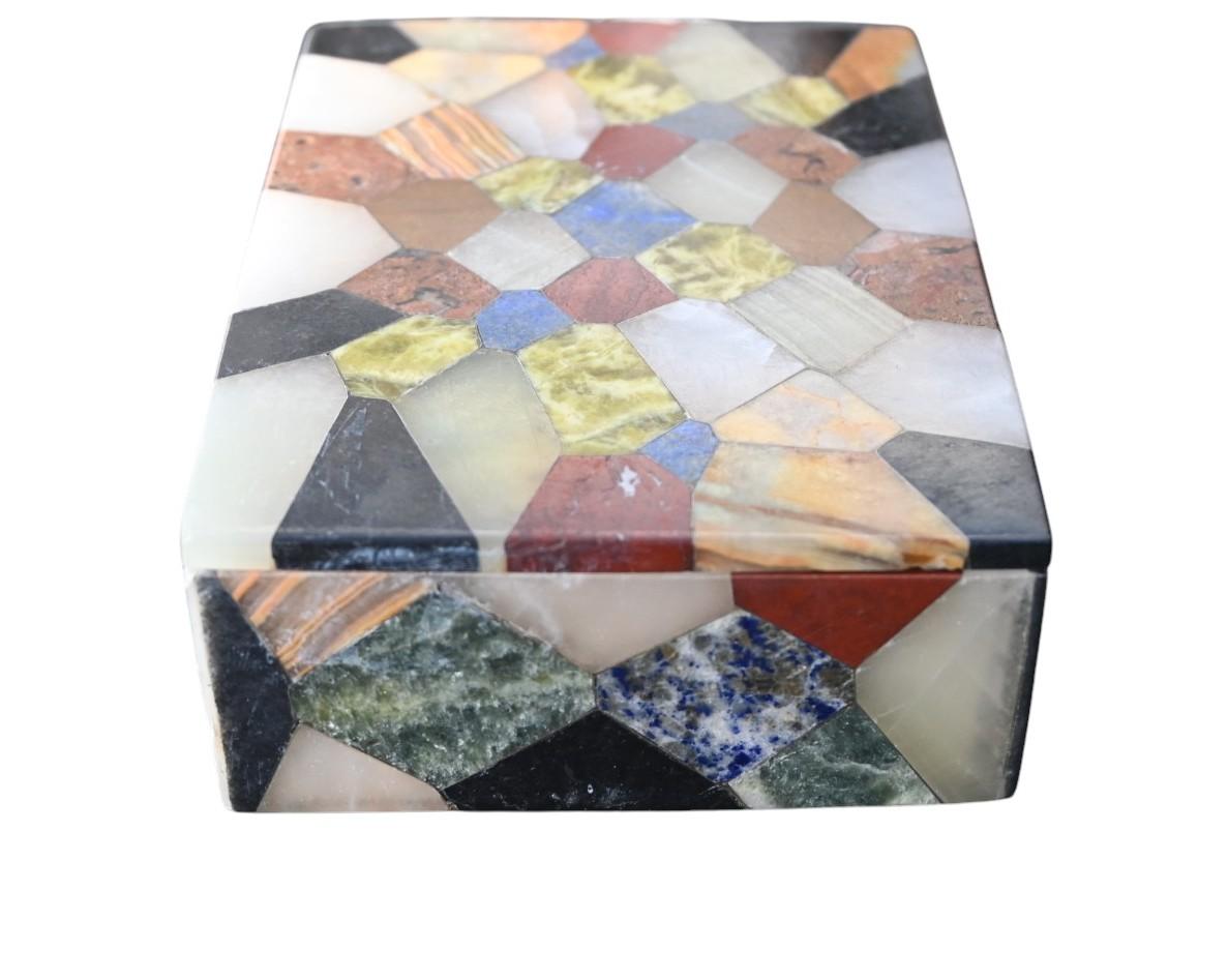 Autre Boîte décorative incrustée d'onyx et de pierre dure du milieu du 20e siècle en vente