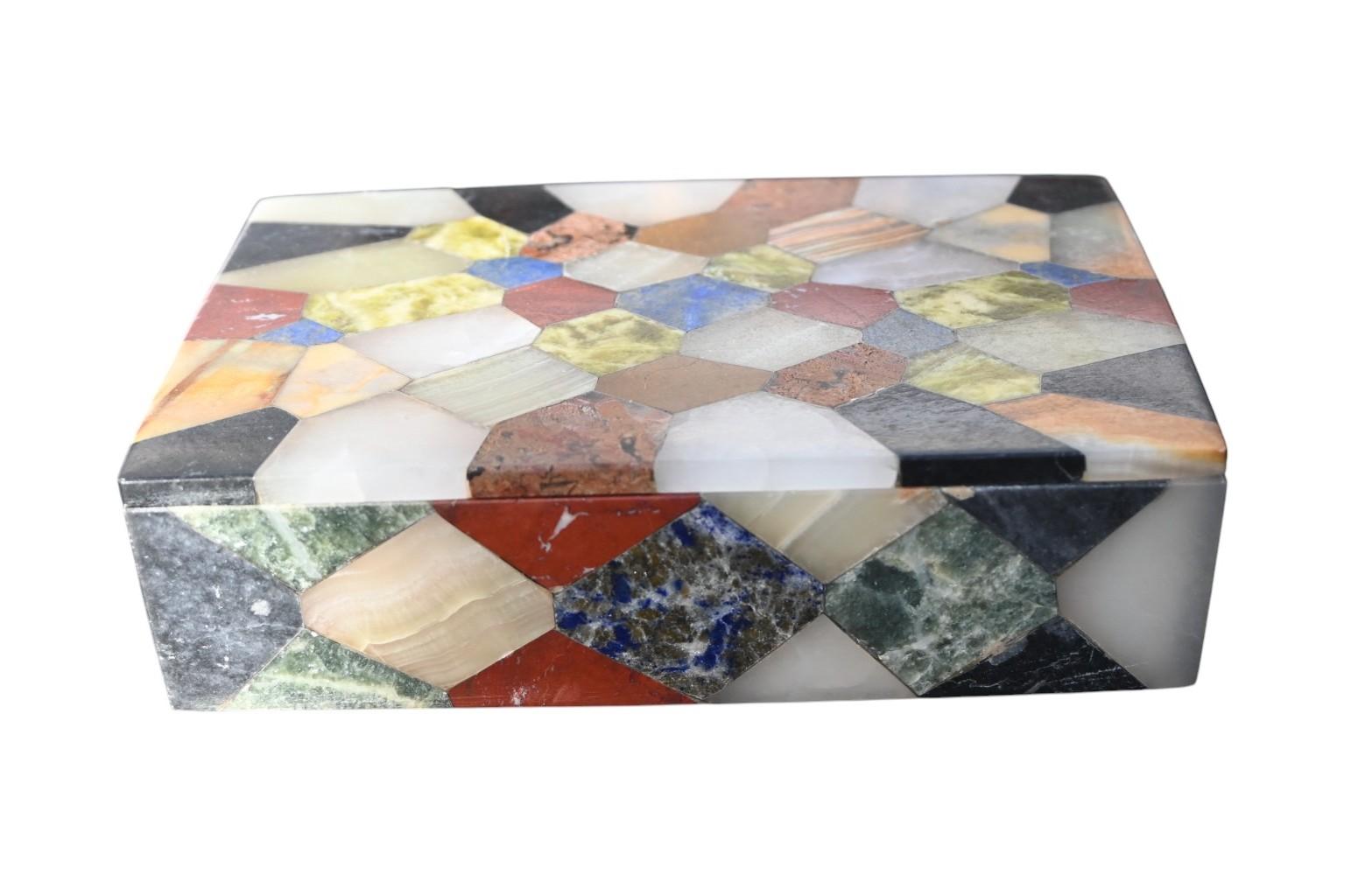 italien Boîte décorative incrustée d'onyx et de pierre dure du milieu du 20e siècle en vente