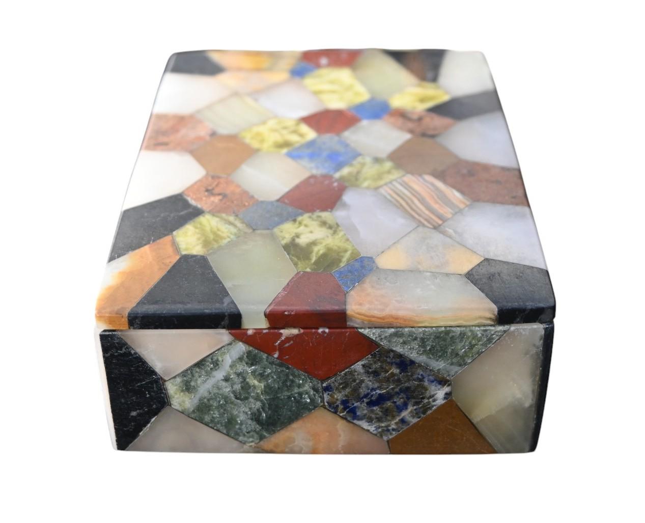 Boîte décorative incrustée d'onyx et de pierre dure du milieu du 20e siècle Bon état - En vente à Bilzen, BE