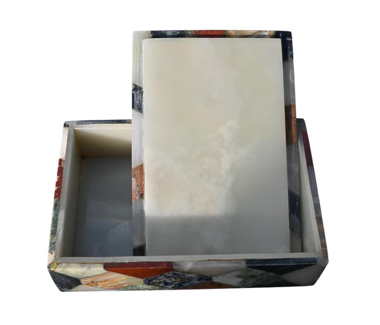 20ième siècle Boîte décorative incrustée d'onyx et de pierre dure du milieu du 20e siècle en vente