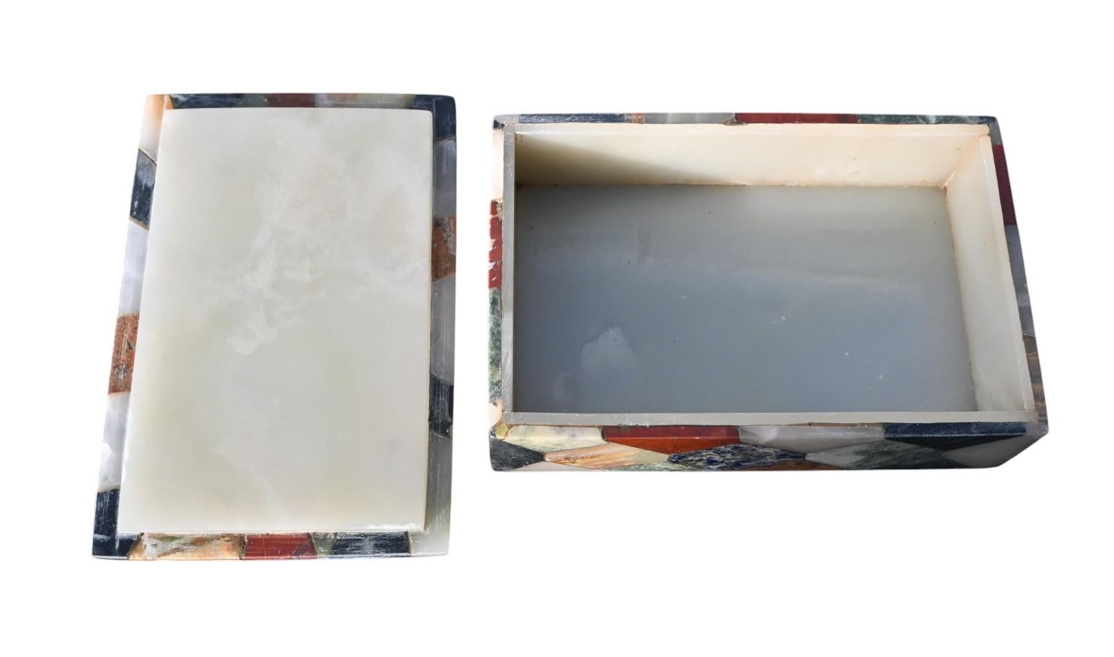 Multi-pierres Boîte décorative incrustée d'onyx et de pierre dure du milieu du 20e siècle en vente