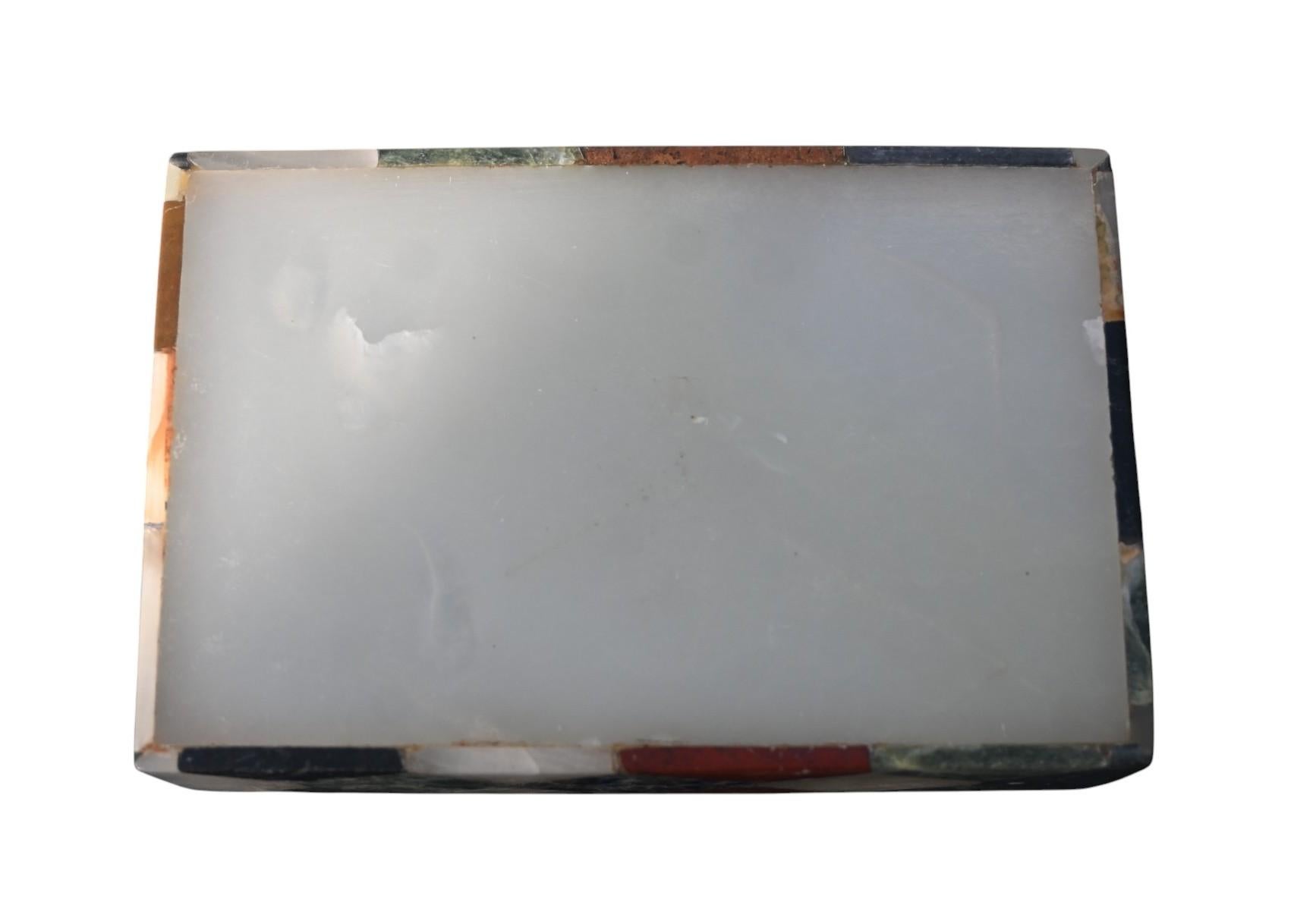 Boîte décorative incrustée d'onyx et de pierre dure du milieu du 20e siècle en vente 1