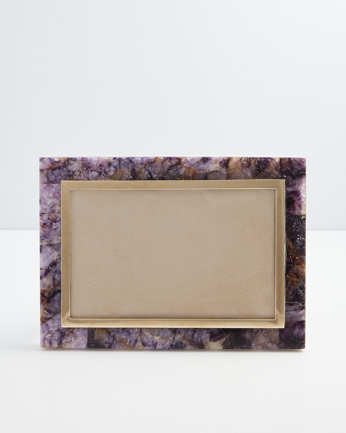 Splendida cornice fotografica in onice della metà del XX secolo con decorazione Blue John Data Circa 1960, Origine Inghilterra.

Il contrasto tra i materiali è notevole: l'onice bianca si sposa bene con il raro bordo applicato di Amethyst Blue