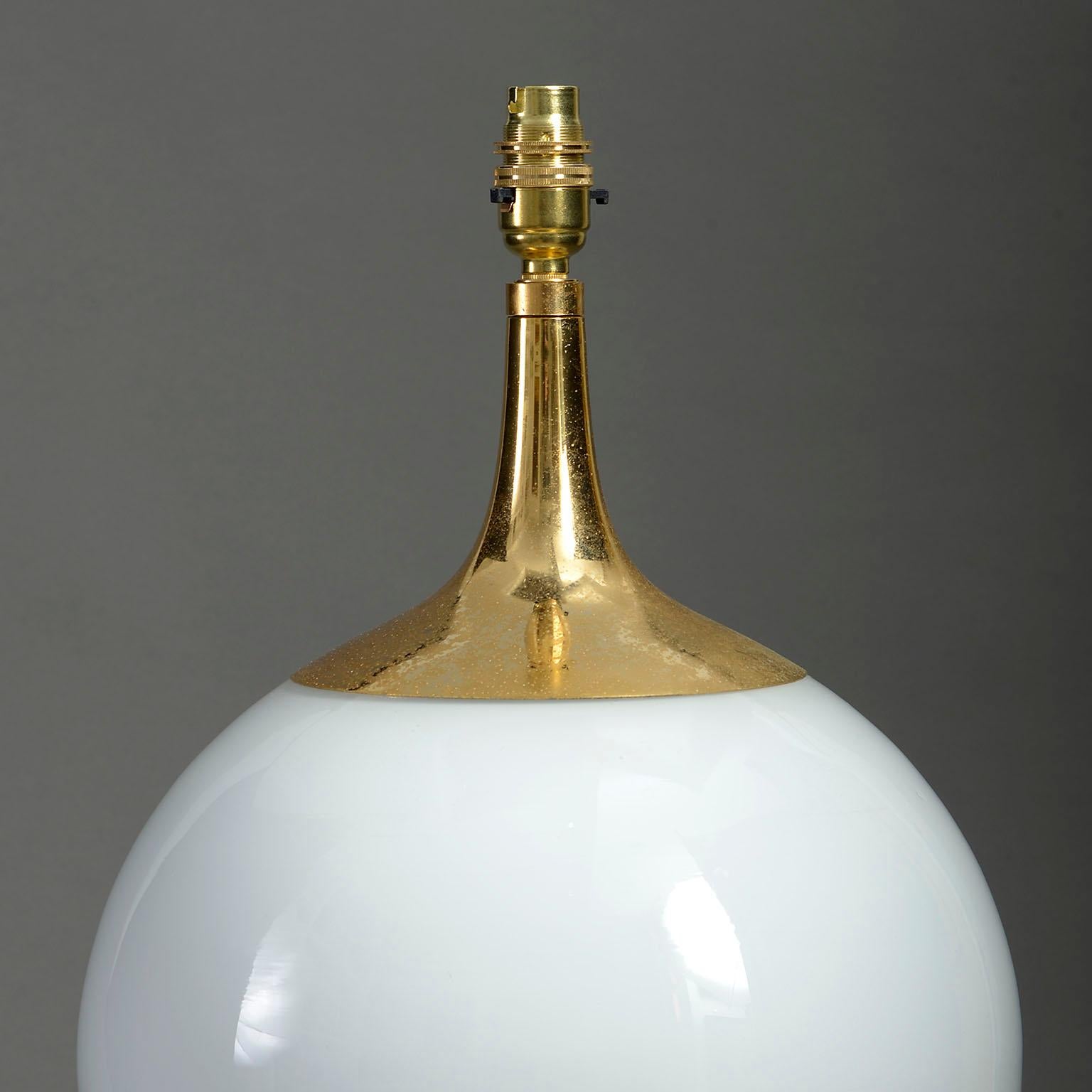 French Mid-20th Century Opaline and Gilt Metal Futurist Lamp For Sale