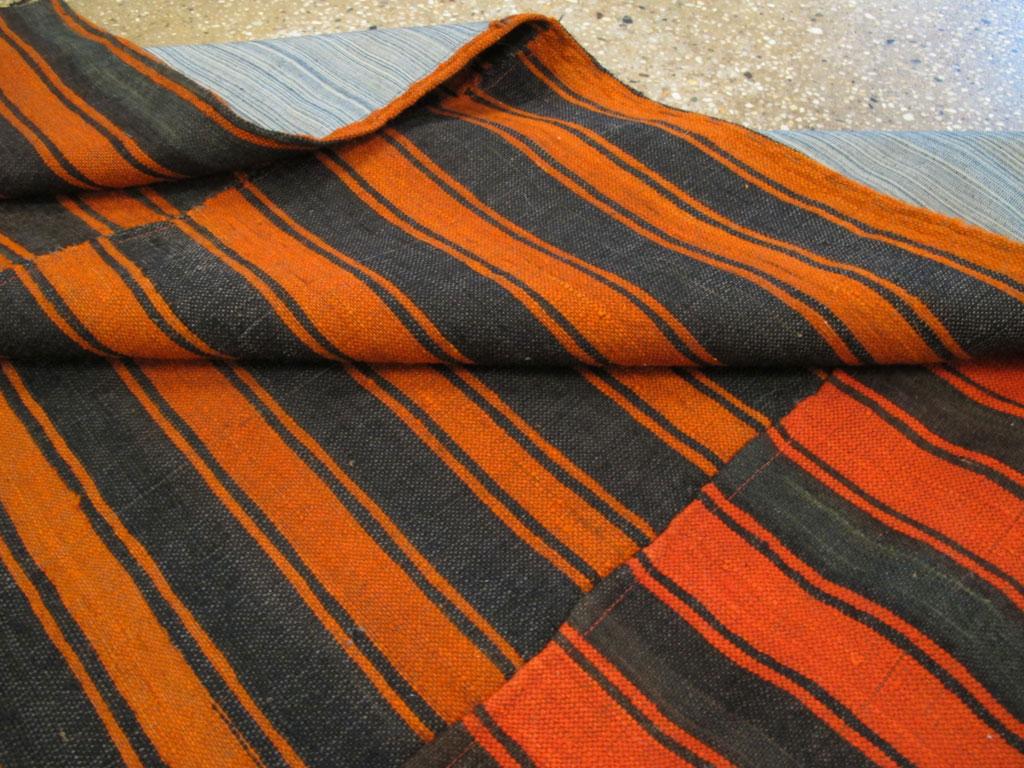 Mitte des 20. Jahrhunderts Türkischer Flachgewebe-Kilim in Orange und Schwarz Raumgröße Akzentteppich im Angebot 4