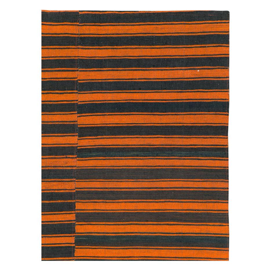 Mitte des 20. Jahrhunderts Türkischer Flachgewebe-Kilim in Orange und Schwarz Raumgröße Akzentteppich (Moderne der Mitte des Jahrhunderts) im Angebot