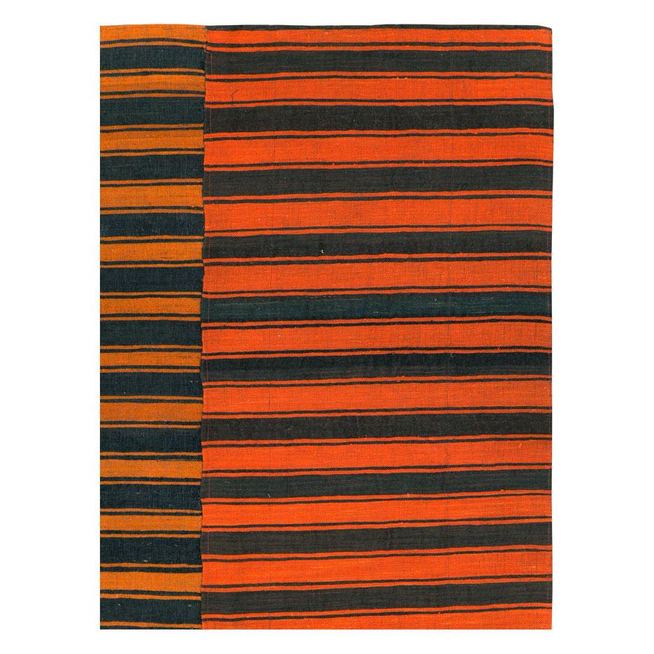 Mitte des 20. Jahrhunderts Türkischer Flachgewebe-Kilim in Orange und Schwarz Raumgröße Akzentteppich (Handgewebt) im Angebot