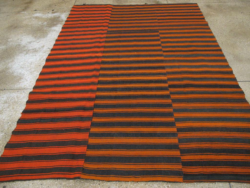 Mitte des 20. Jahrhunderts Türkischer Flachgewebe-Kilim in Orange und Schwarz Raumgröße Akzentteppich im Zustand „Gut“ im Angebot in New York, NY