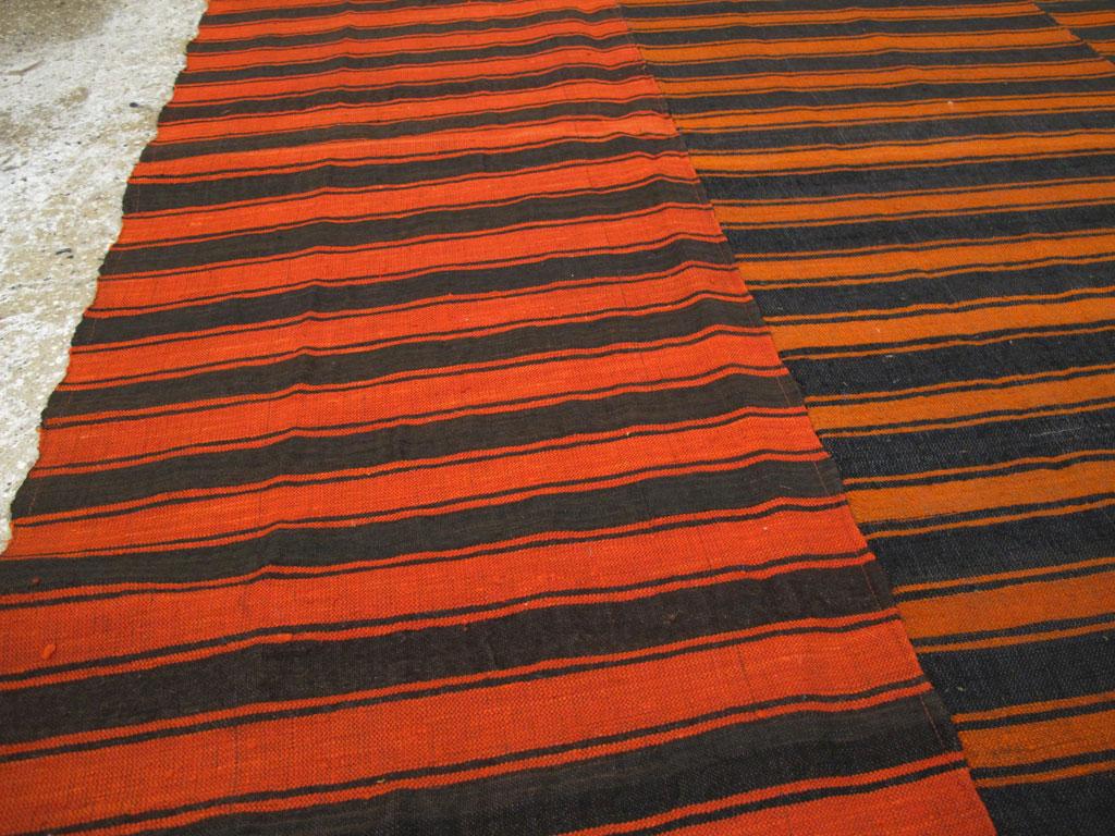 Mitte des 20. Jahrhunderts Türkischer Flachgewebe-Kilim in Orange und Schwarz Raumgröße Akzentteppich (Wolle) im Angebot