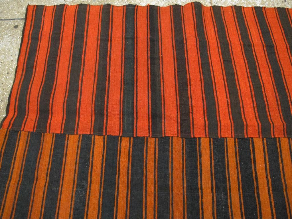 Mitte des 20. Jahrhunderts Türkischer Flachgewebe-Kilim in Orange und Schwarz Raumgröße Akzentteppich im Angebot 1