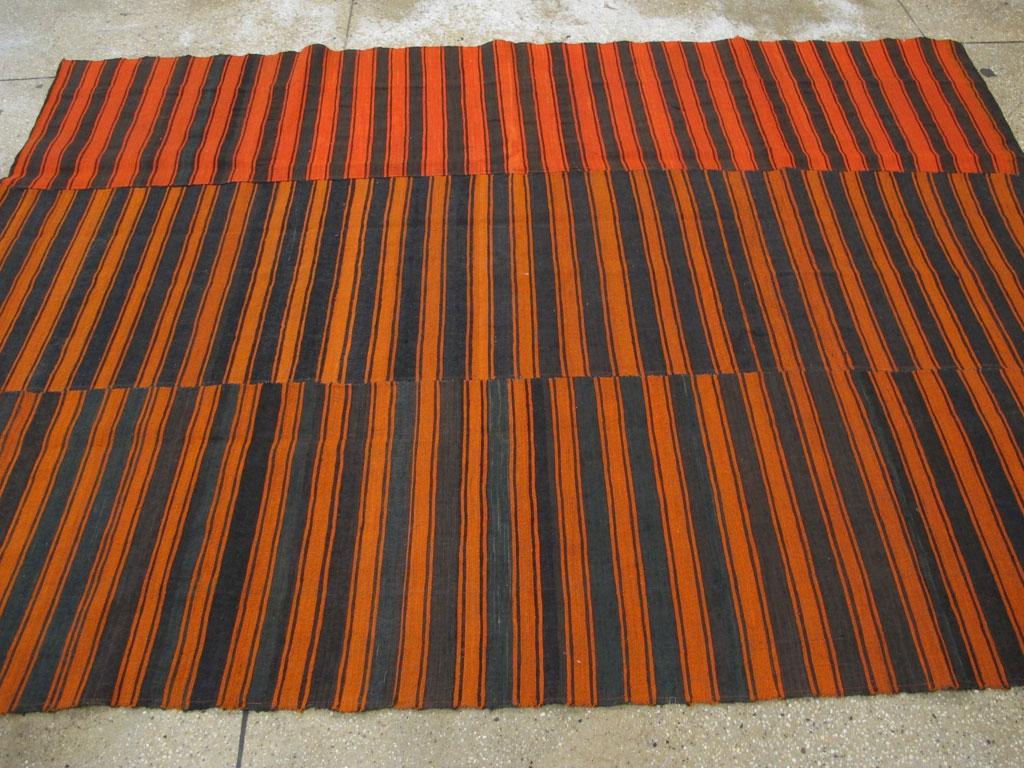 Mitte des 20. Jahrhunderts Türkischer Flachgewebe-Kilim in Orange und Schwarz Raumgröße Akzentteppich im Angebot 2