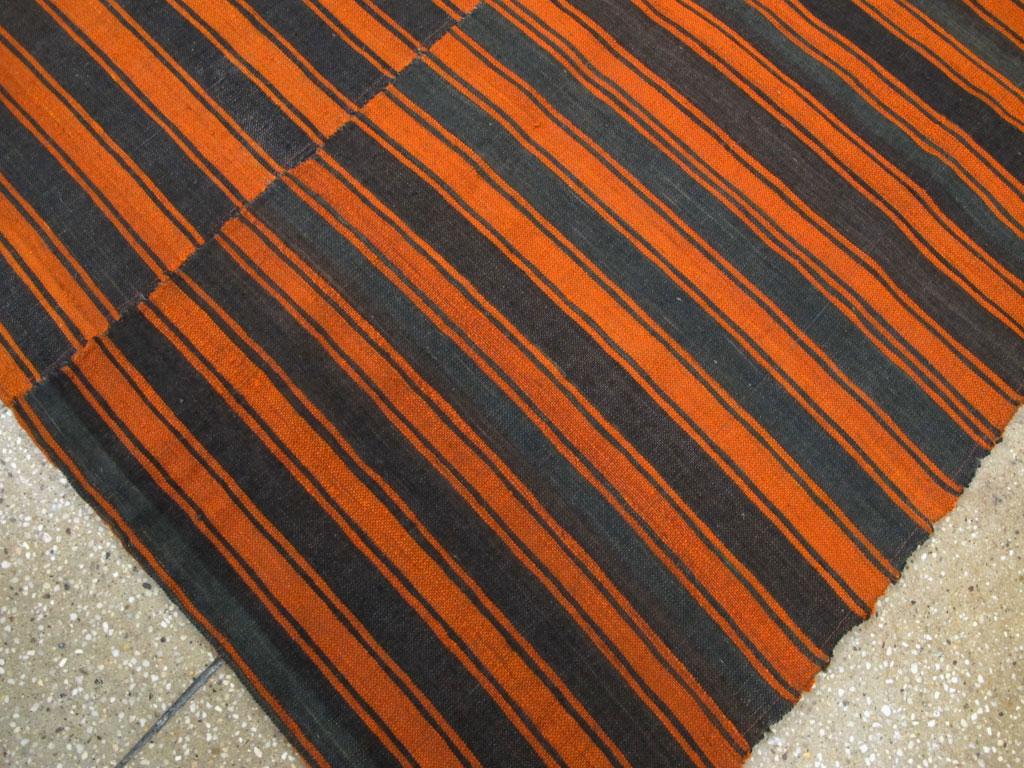Mitte des 20. Jahrhunderts Türkischer Flachgewebe-Kilim in Orange und Schwarz Raumgröße Akzentteppich im Angebot 3