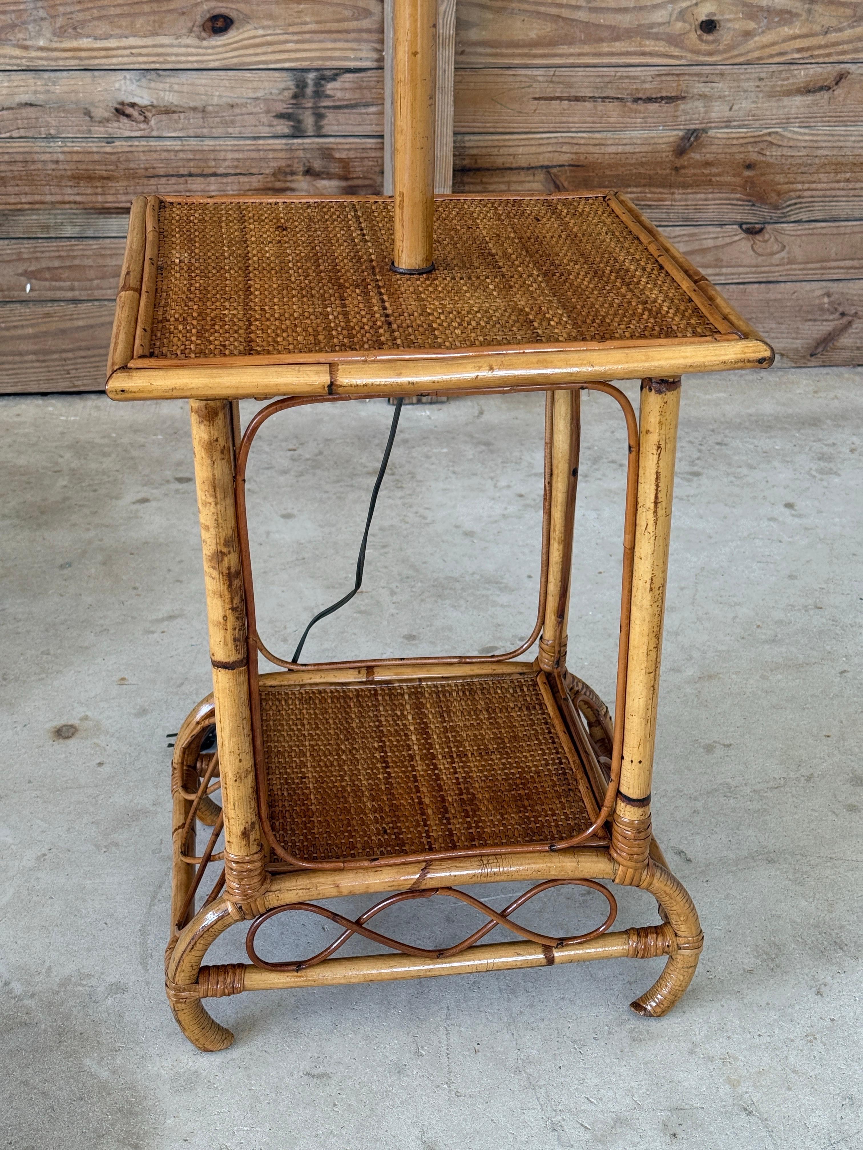 Lampadaire moderne organique du milieu du 20e siècle en bambou et rotin avec table à deux niveaux en vente 2