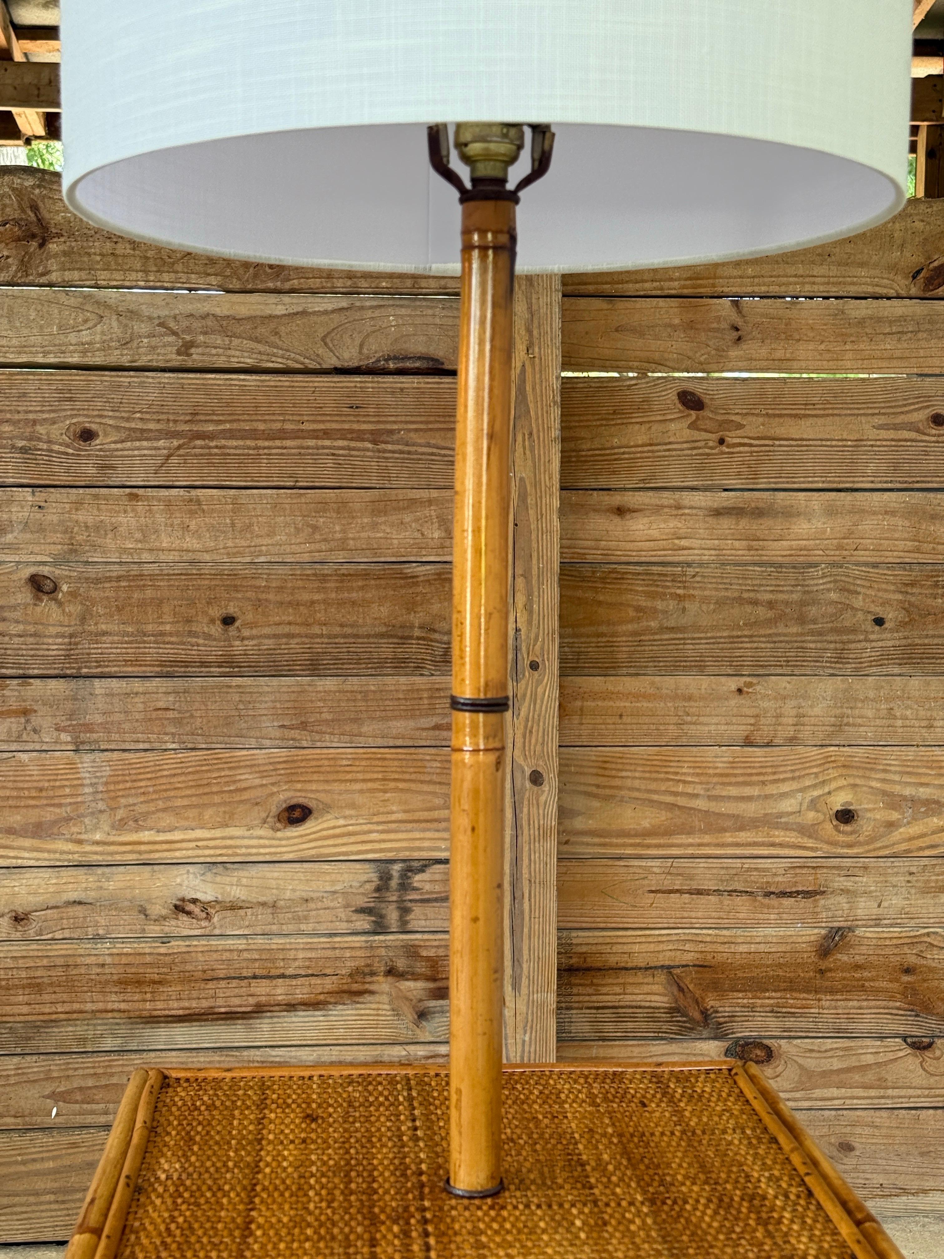 Lampadaire moderne organique du milieu du 20e siècle en bambou et rotin avec table à deux niveaux en vente 3