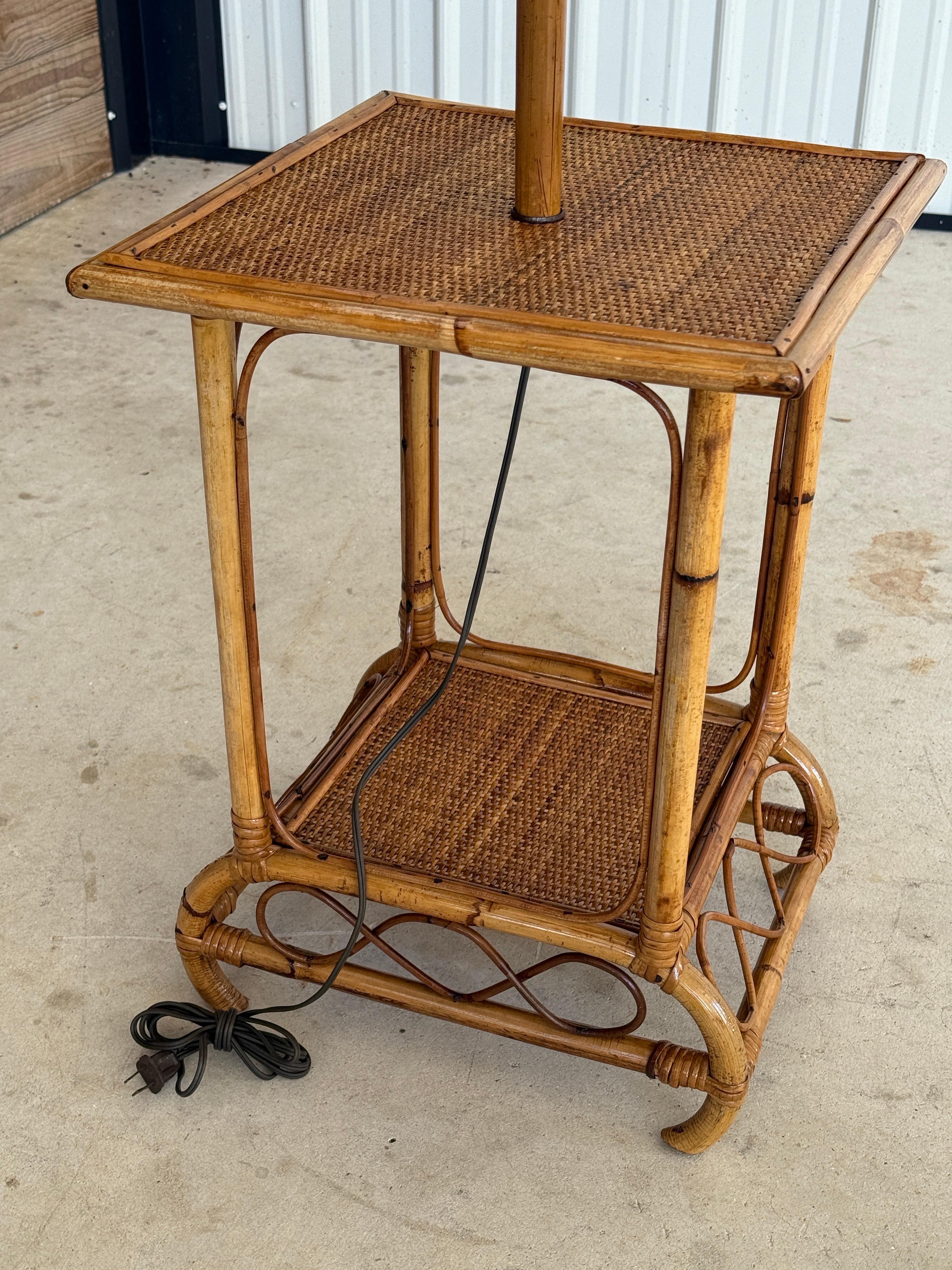 Lampadaire moderne organique du milieu du 20e siècle en bambou et rotin avec table à deux niveaux en vente 4