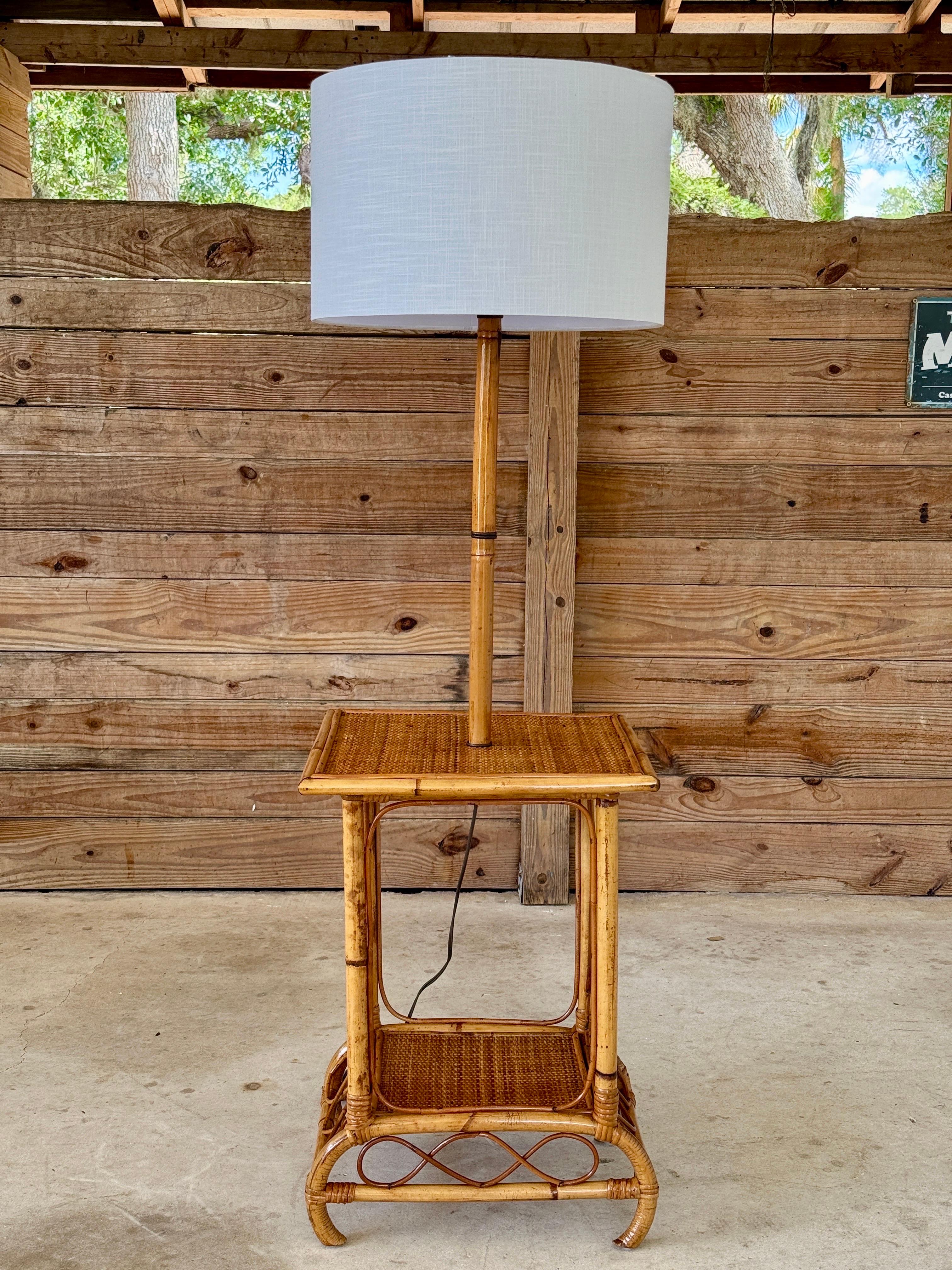 Lampadaire moderne organique du milieu du 20e siècle en bambou et rotin avec table à deux niveaux en vente 7