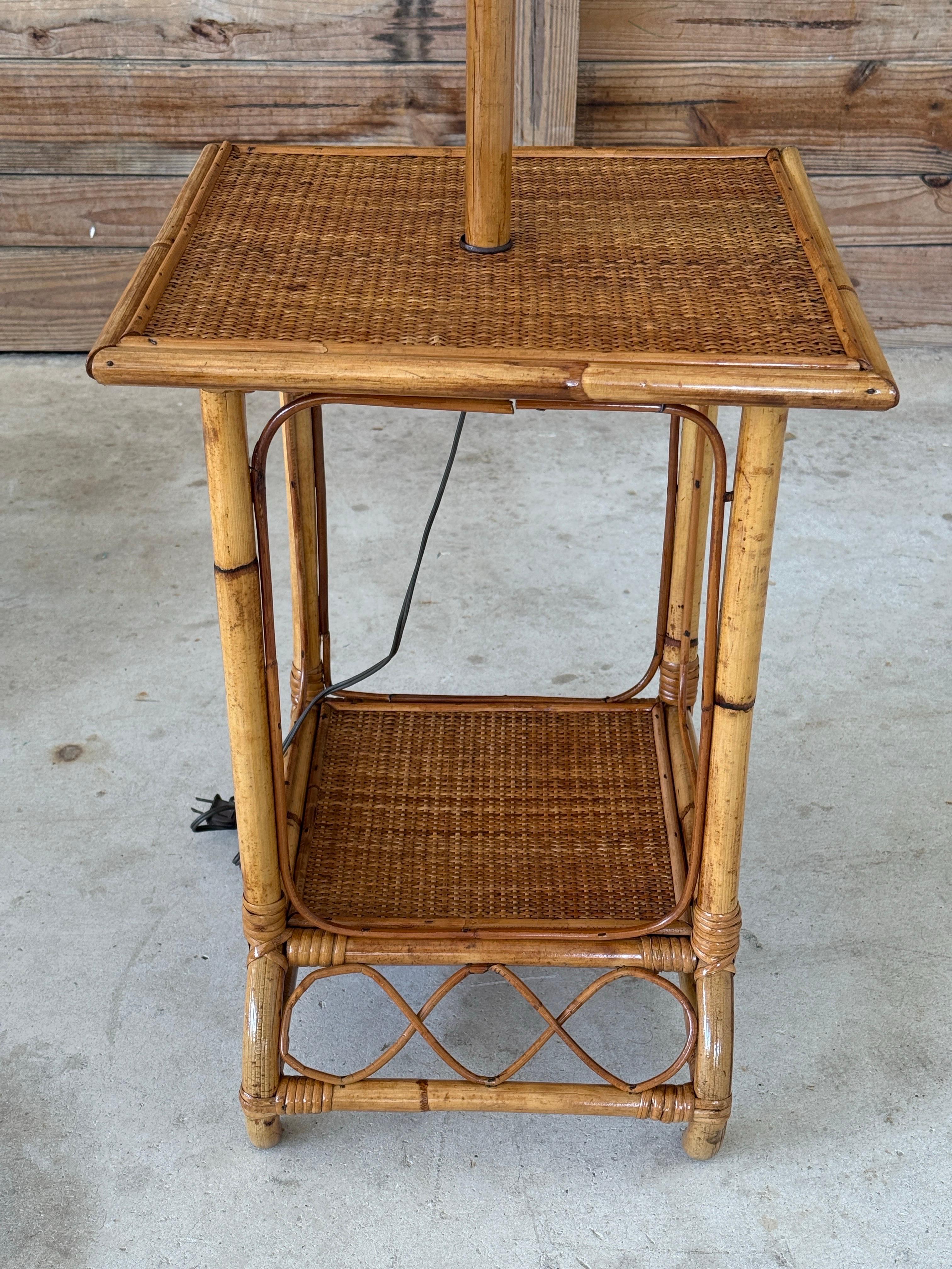 Inconnu Lampadaire moderne organique du milieu du 20e siècle en bambou et rotin avec table à deux niveaux en vente