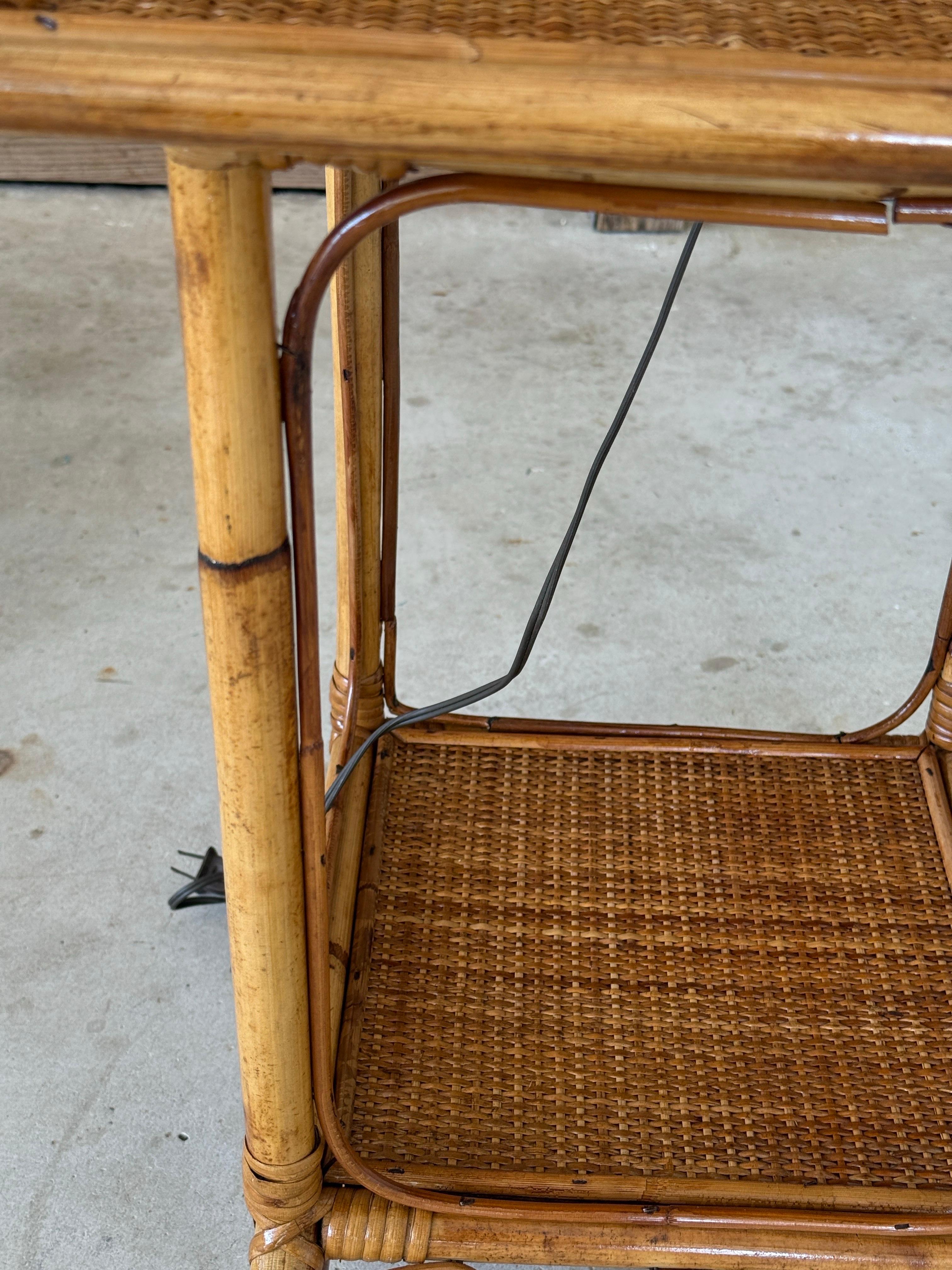 Fait main Lampadaire moderne organique du milieu du 20e siècle en bambou et rotin avec table à deux niveaux en vente