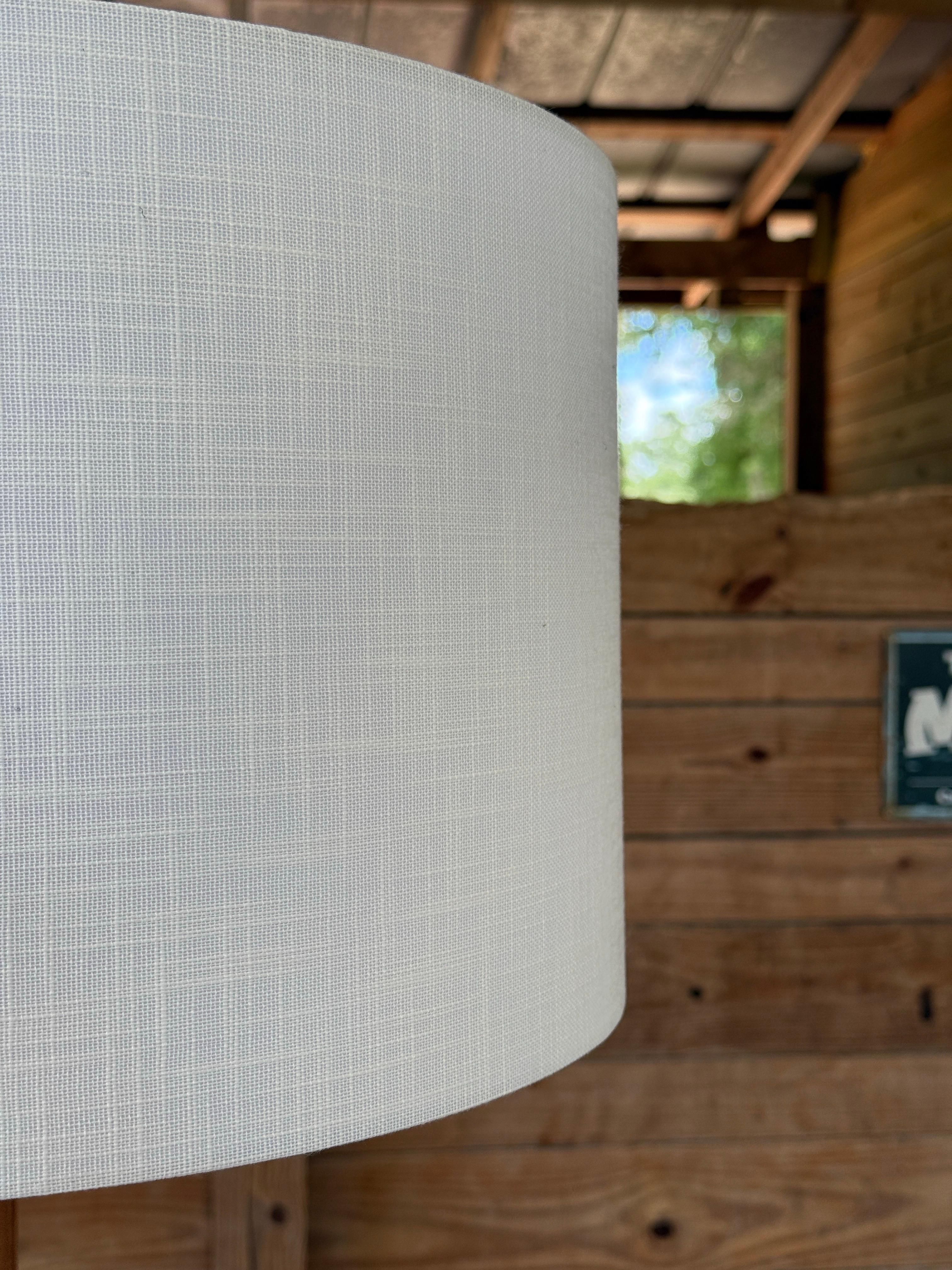 20ième siècle Lampadaire moderne organique du milieu du 20e siècle en bambou et rotin avec table à deux niveaux en vente