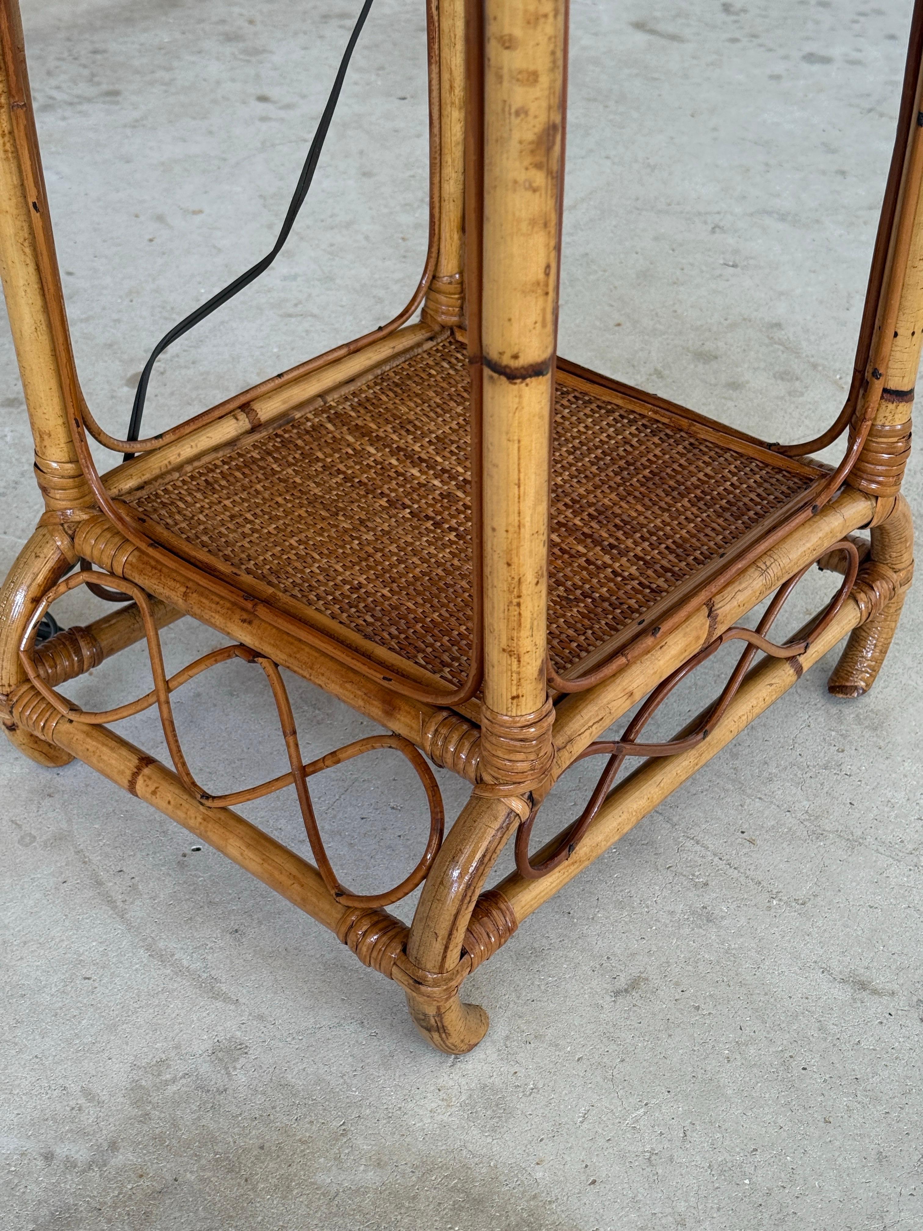 Osier Lampadaire moderne organique du milieu du 20e siècle en bambou et rotin avec table à deux niveaux en vente