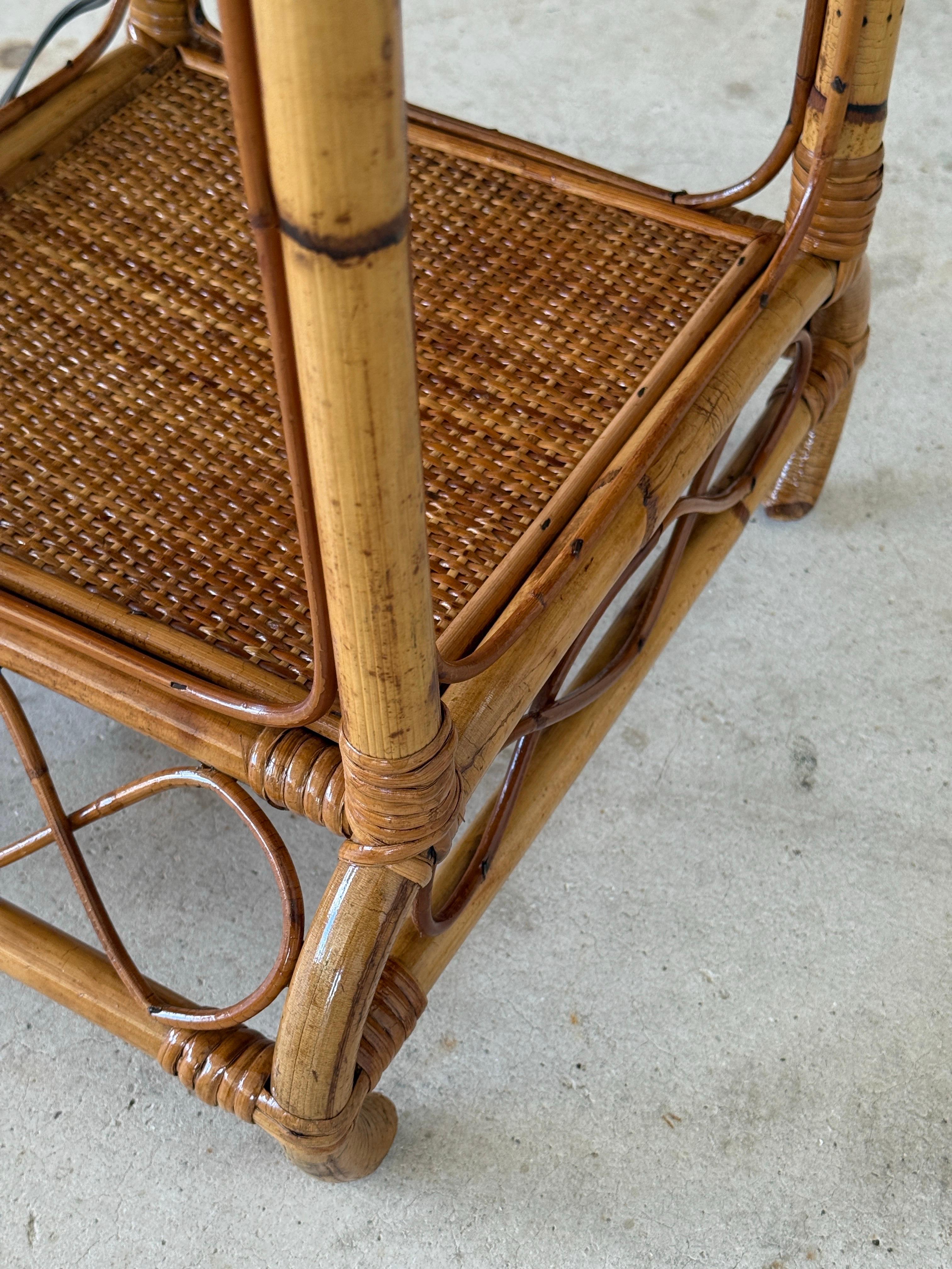Lampadaire moderne organique du milieu du 20e siècle en bambou et rotin avec table à deux niveaux en vente 1