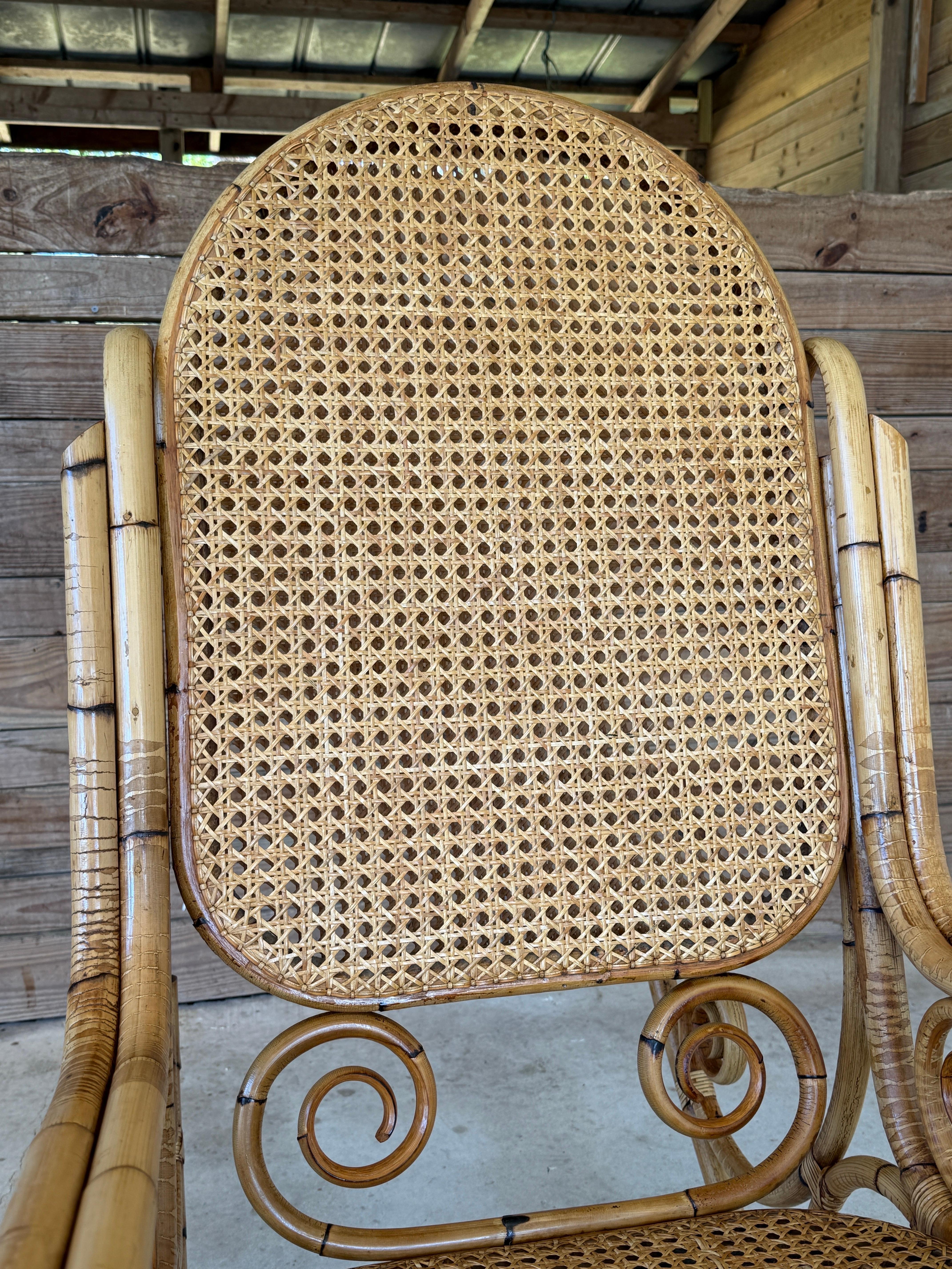 Fauteuil à bascule en rotin courbé et canne du milieu du 20e siècle, style Thonet en vente 2