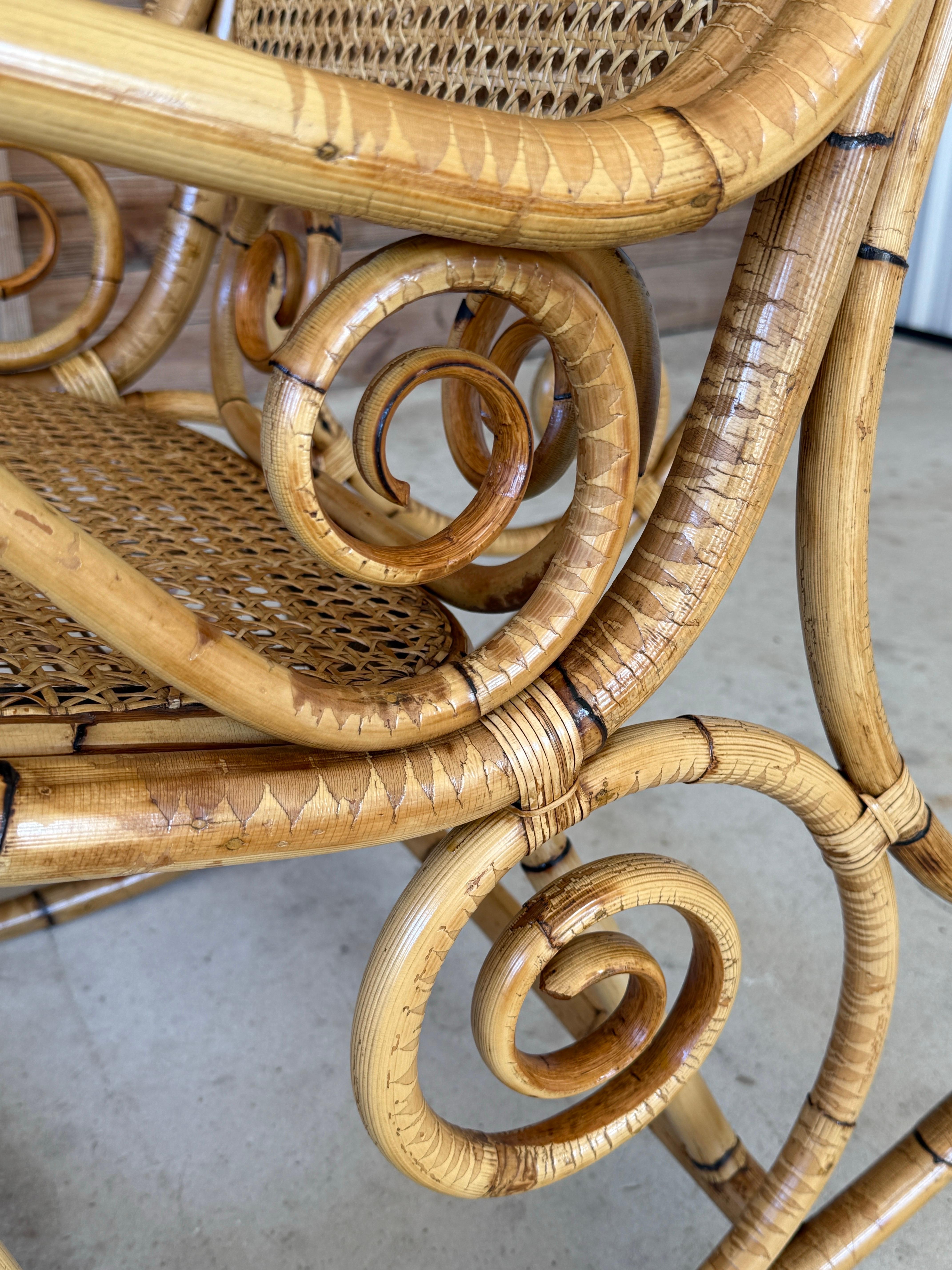 Fauteuil à bascule en rotin courbé et canne du milieu du 20e siècle, style Thonet en vente 3