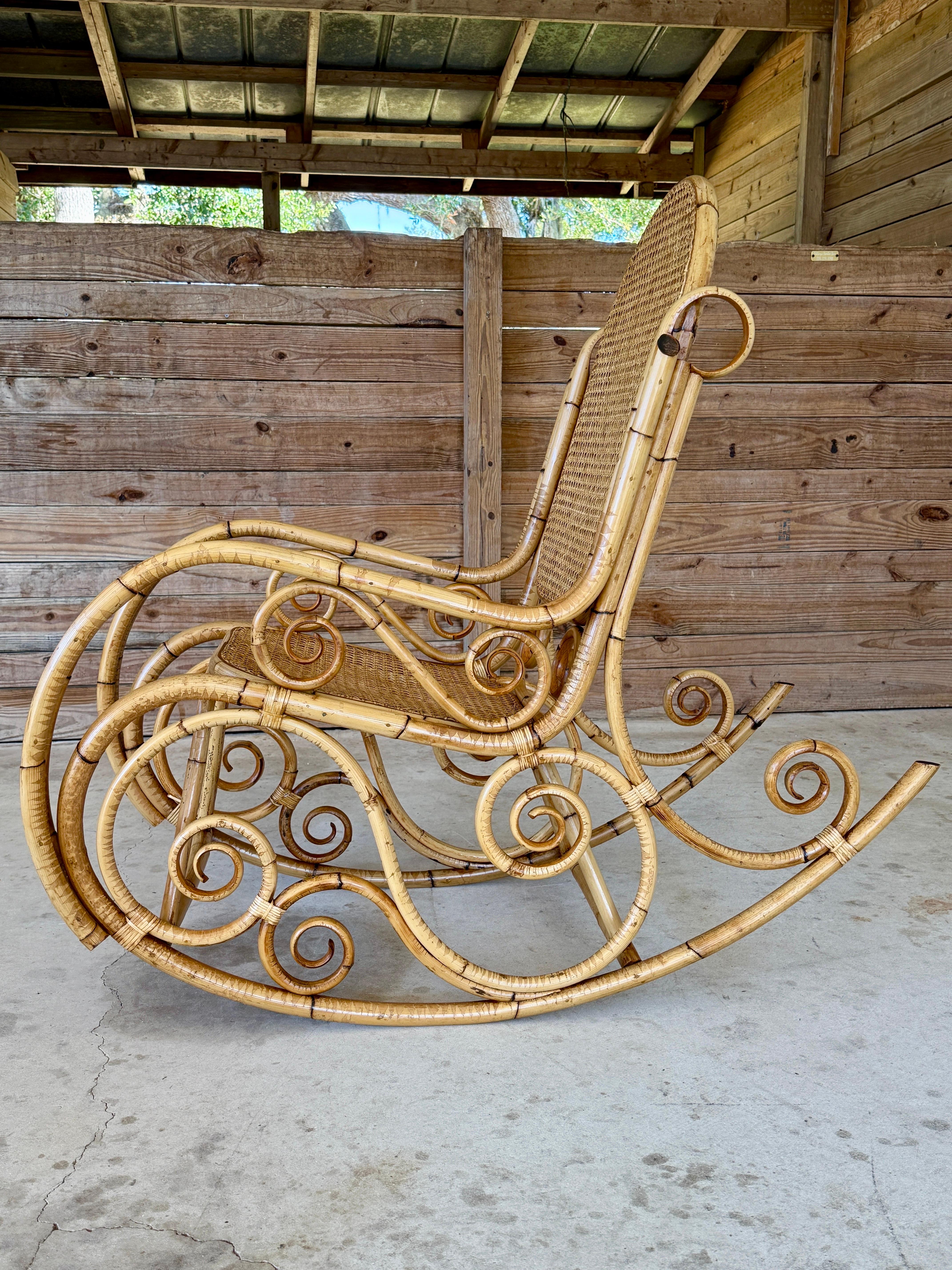 Fauteuil à bascule en rotin courbé et canne du milieu du 20e siècle, style Thonet en vente 4