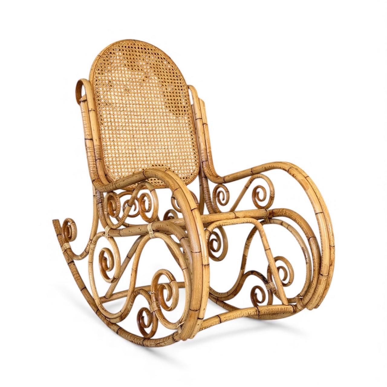 Fauteuil à bascule en rotin courbé et canne du milieu du 20e siècle, style Thonet en vente 6