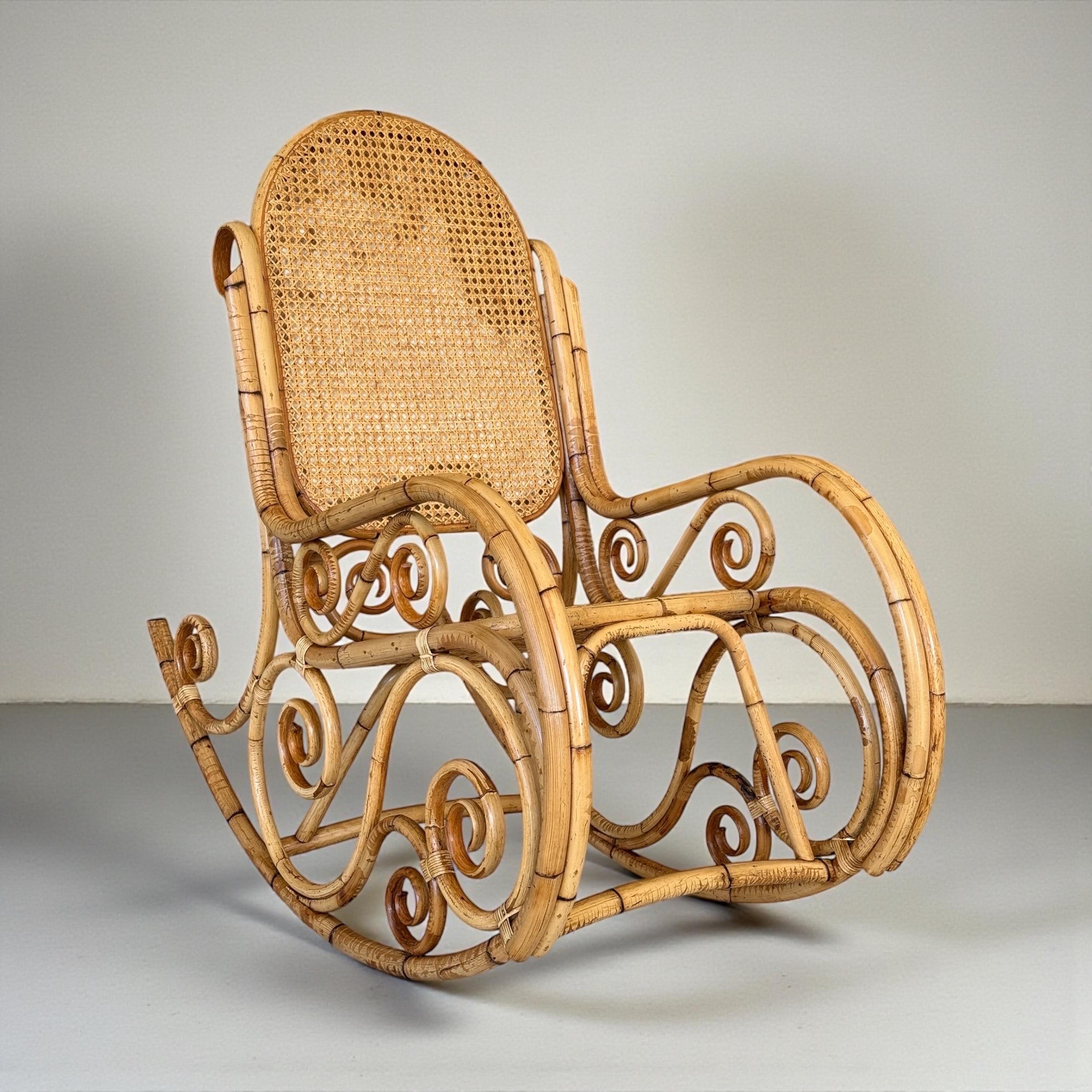 Fauteuil à bascule en rotin courbé et canne du milieu du 20e siècle, style Thonet en vente 7