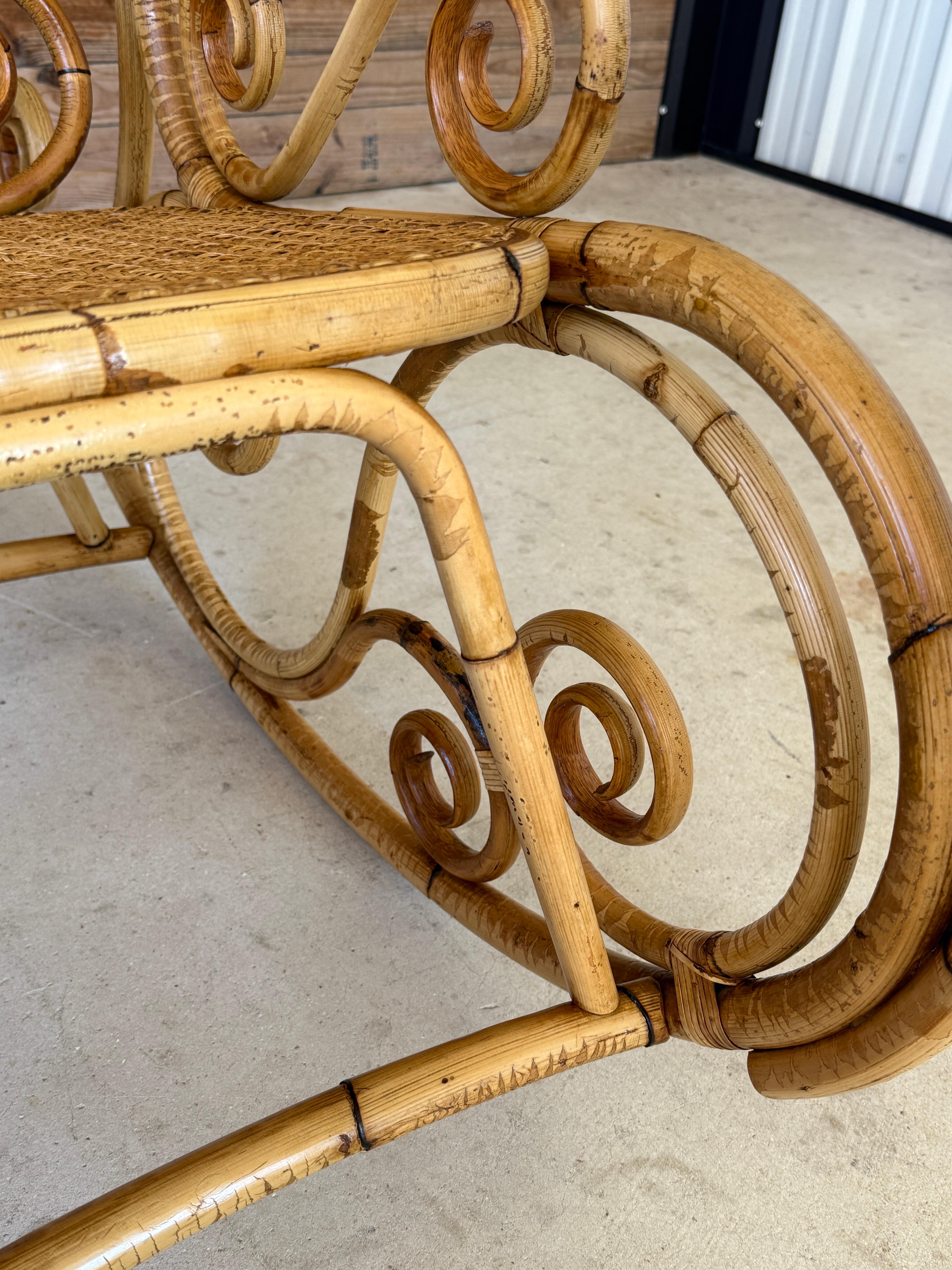 Une magnifique beauté côtière du milieu du siècle, avec toutes les volutes de rotin courbé et la magie du canne tressé que vous pourriez souhaiter. Légèrement rénové et restauré en excellent état vintage avec tout le caractère que seul le véritable