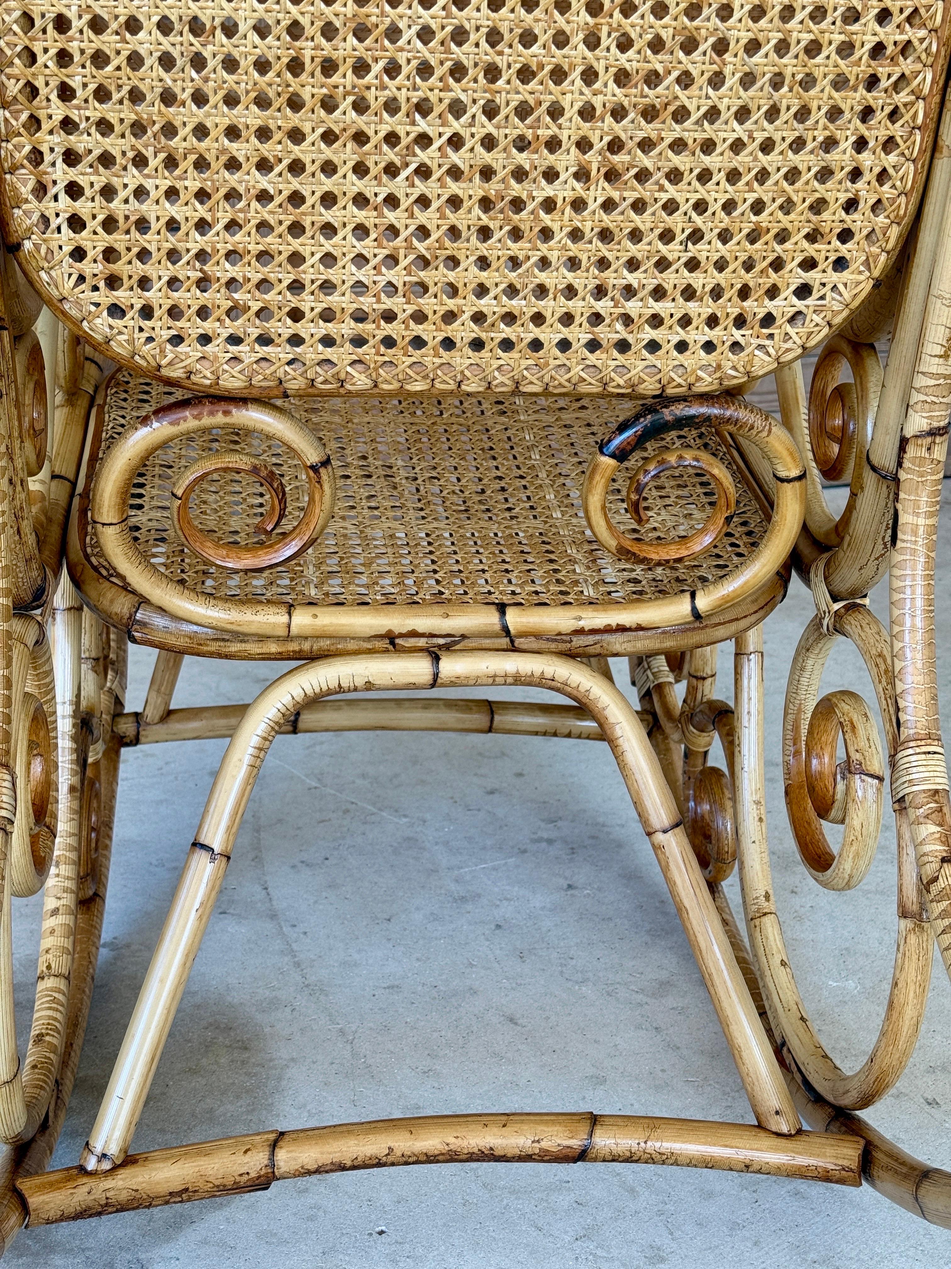 Mid-Century Modern Fauteuil à bascule en rotin courbé et canne du milieu du 20e siècle, style Thonet en vente