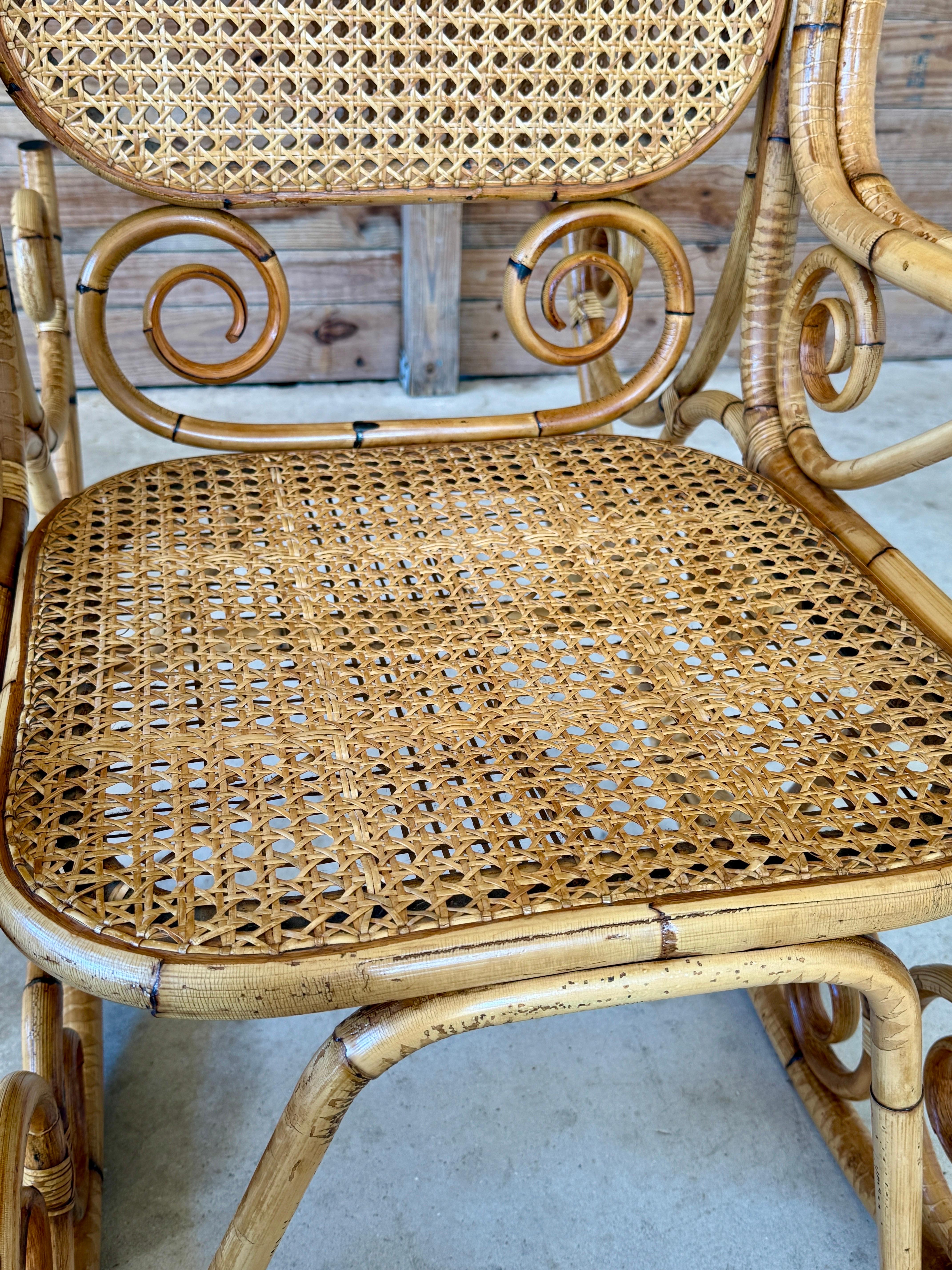 Américain Fauteuil à bascule en rotin courbé et canne du milieu du 20e siècle, style Thonet en vente