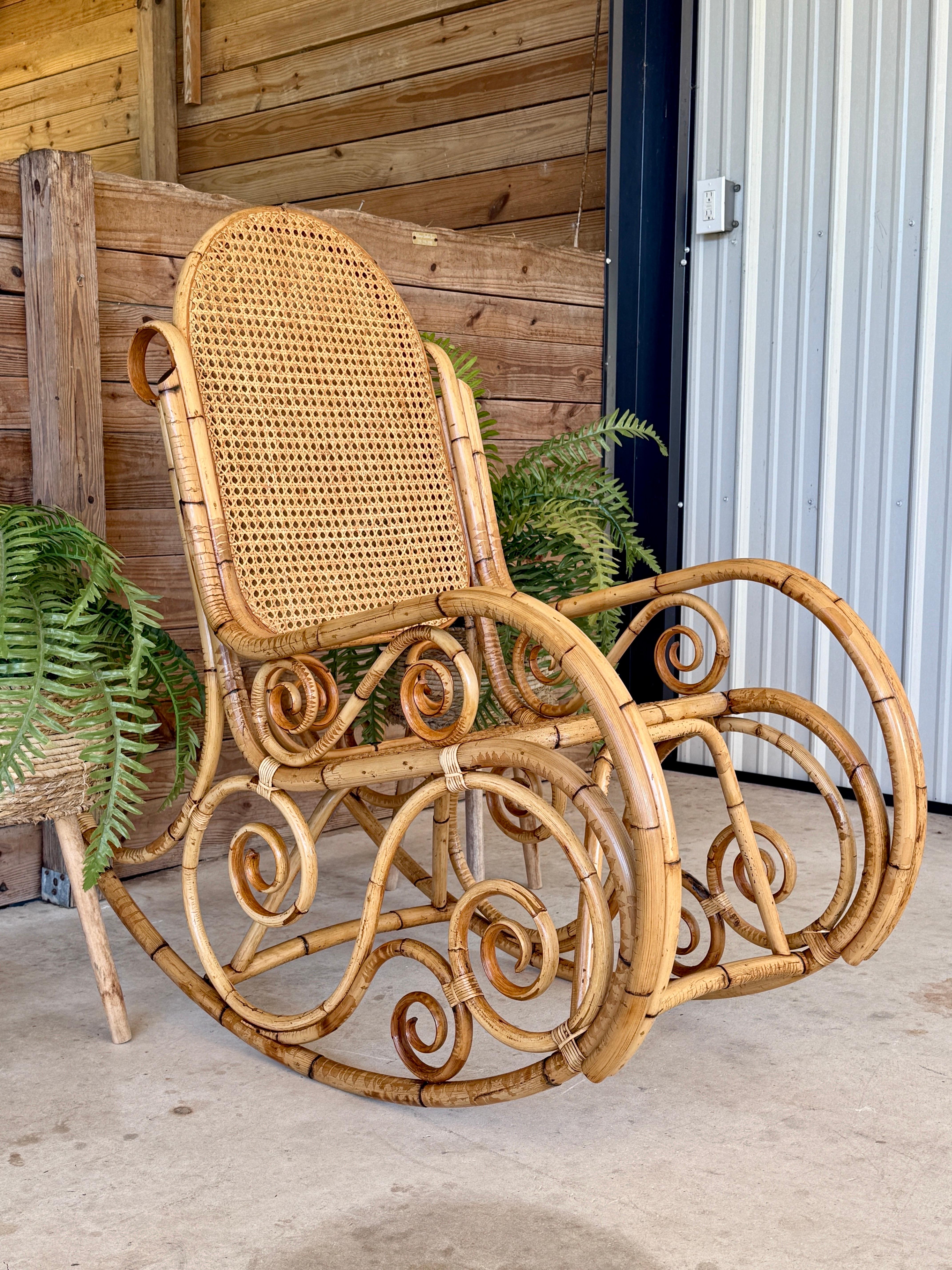 Fait main Fauteuil à bascule en rotin courbé et canne du milieu du 20e siècle, style Thonet en vente