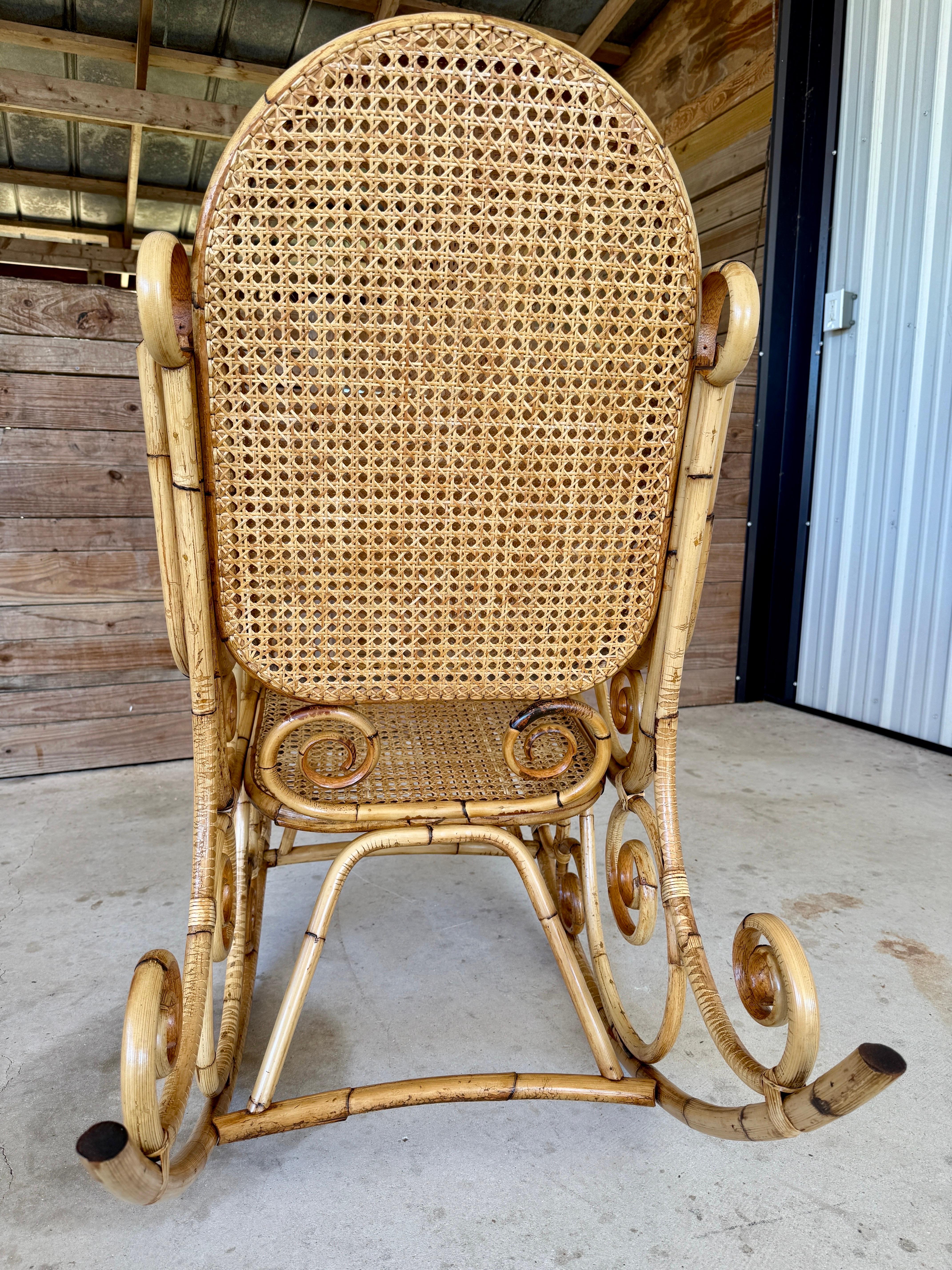 Fauteuil à bascule en rotin courbé et canne du milieu du 20e siècle, style Thonet Bon état - En vente à North Fort Myers, FL