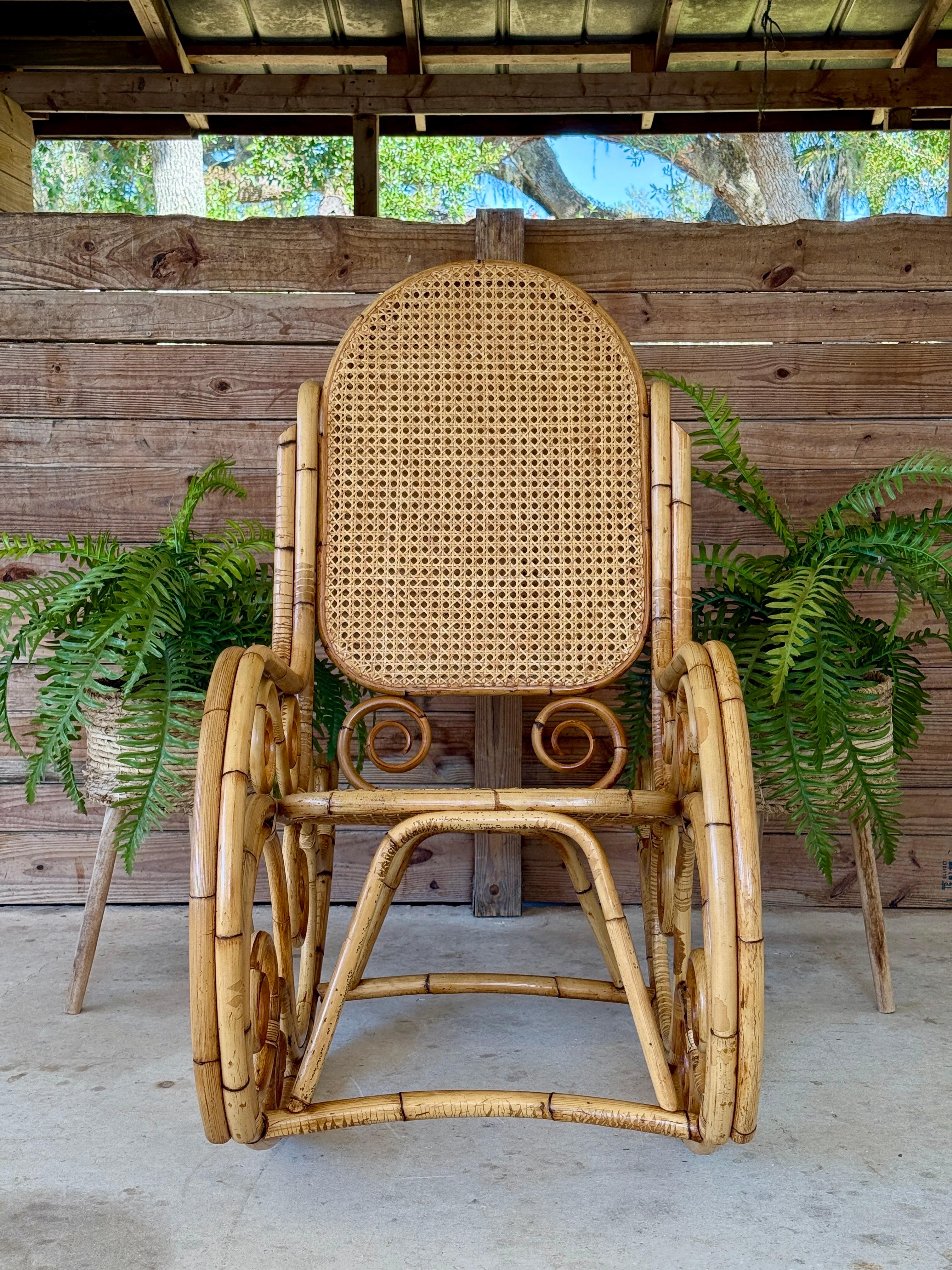 20ième siècle Fauteuil à bascule en rotin courbé et canne du milieu du 20e siècle, style Thonet en vente