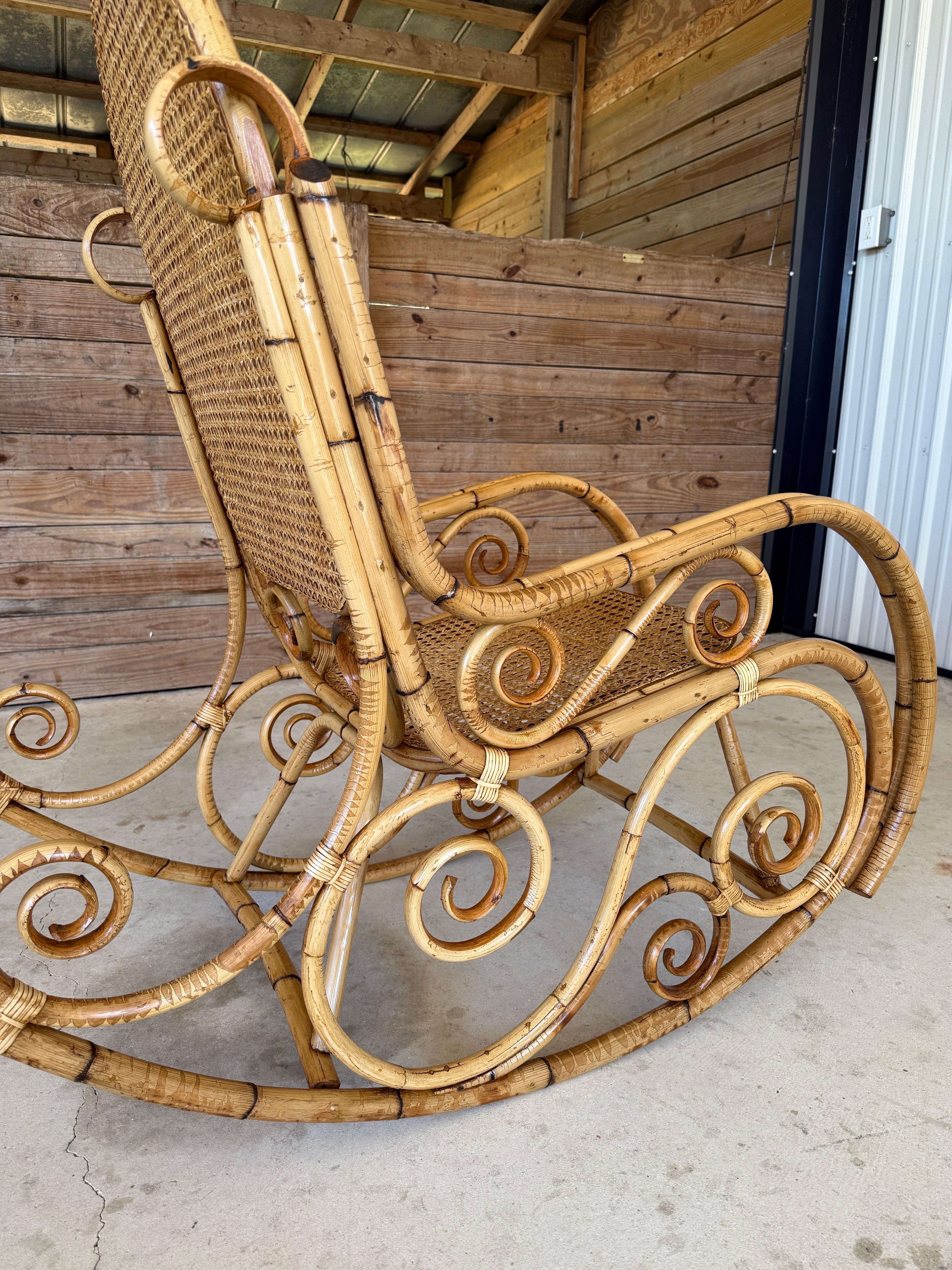 Canne Fauteuil à bascule en rotin courbé et canne du milieu du 20e siècle, style Thonet en vente