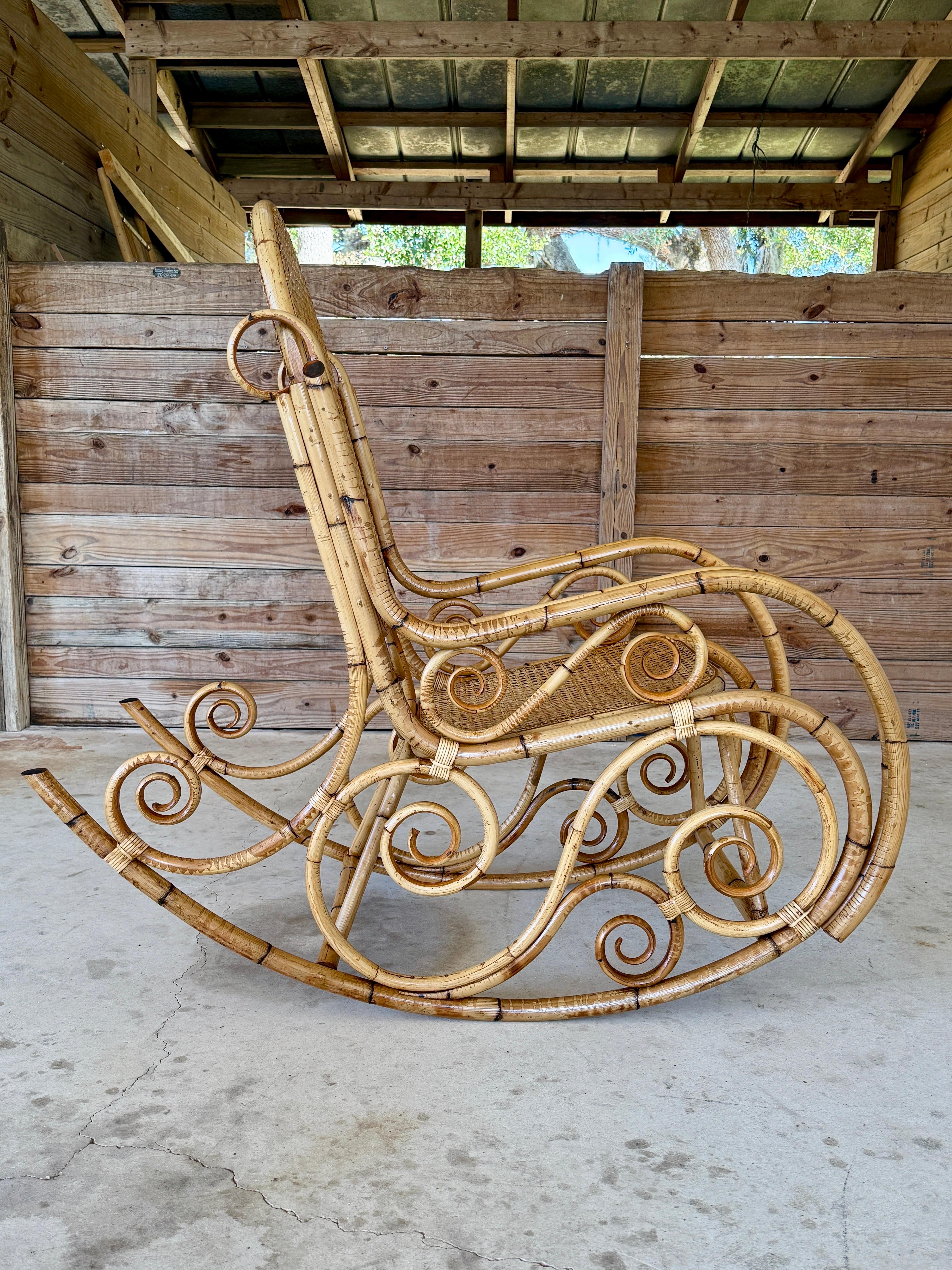 Fauteuil à bascule en rotin courbé et canne du milieu du 20e siècle, style Thonet en vente 1