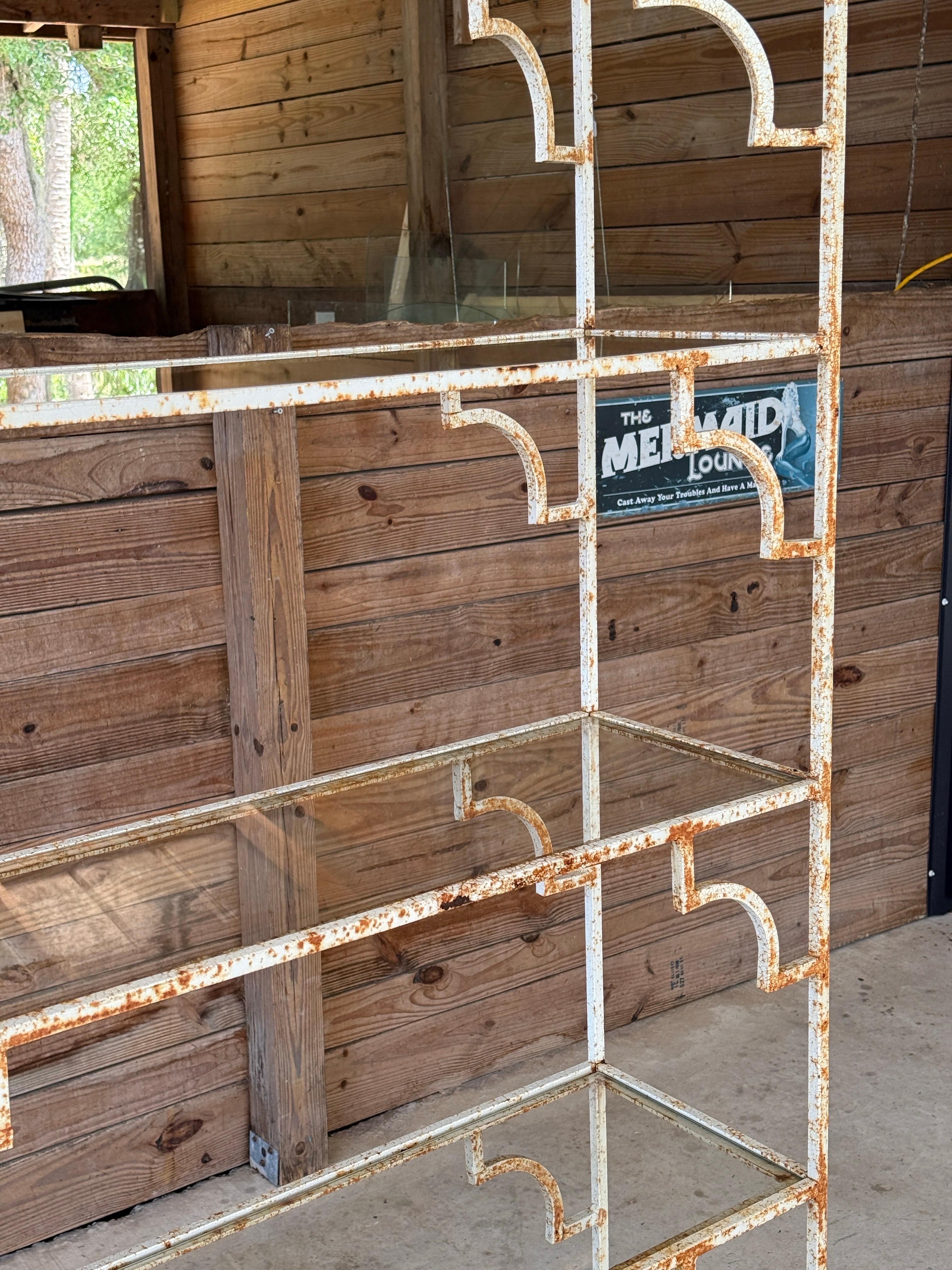 Auffällige Eisen-Etagere im marokkanischen Revival-Stil aus der Mitte des 20. Jahrhunderts mit gewölbtem Kuppelaufsatz, Flammenköpfen und wunderschön detailliertem Schnörkelwerk. Der Eisenrahmen behält seine ursprüngliche, gealterte Lackierung mit