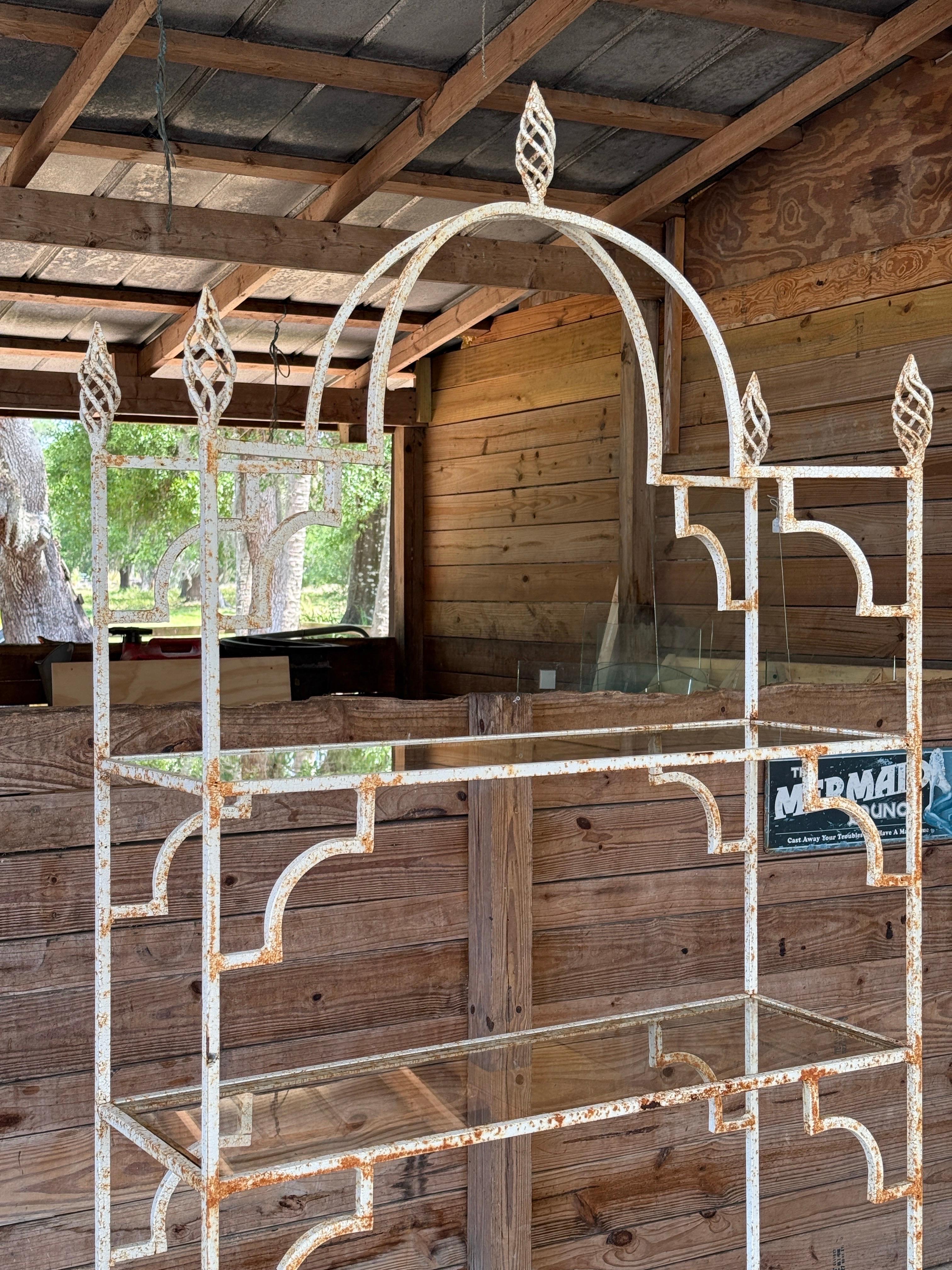 Rustikale Eisen-Etagere mit Glasschachtel, Organische Moderne, Marokkanischer Stil, Mitte des 20. Jahrhunderts (Regency) im Angebot