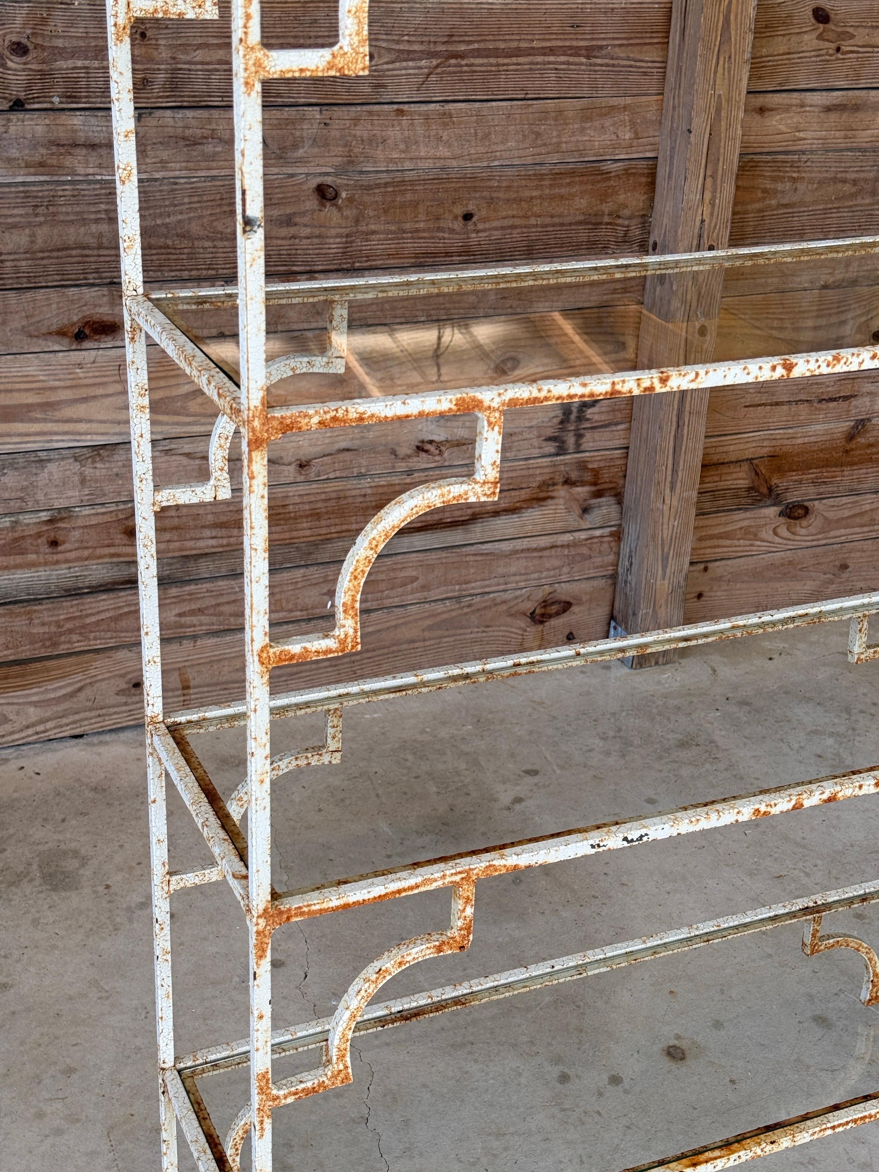 Rustikale Eisen-Etagere mit Glasschachtel, Organische Moderne, Marokkanischer Stil, Mitte des 20. Jahrhunderts (Unbekannt) im Angebot