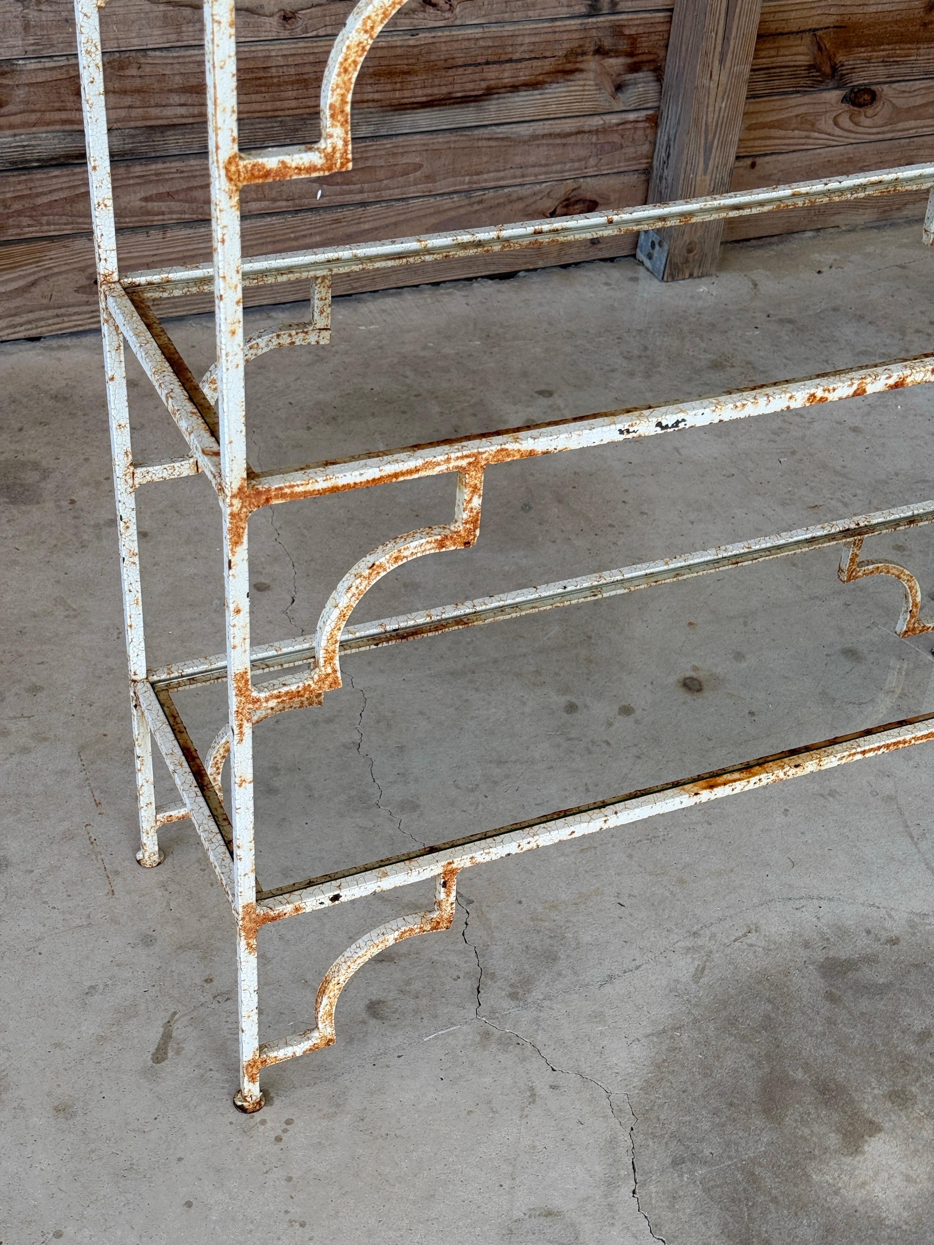 Rustikale Eisen-Etagere mit Glasschachtel, Organische Moderne, Marokkanischer Stil, Mitte des 20. Jahrhunderts (Handgefertigt) im Angebot