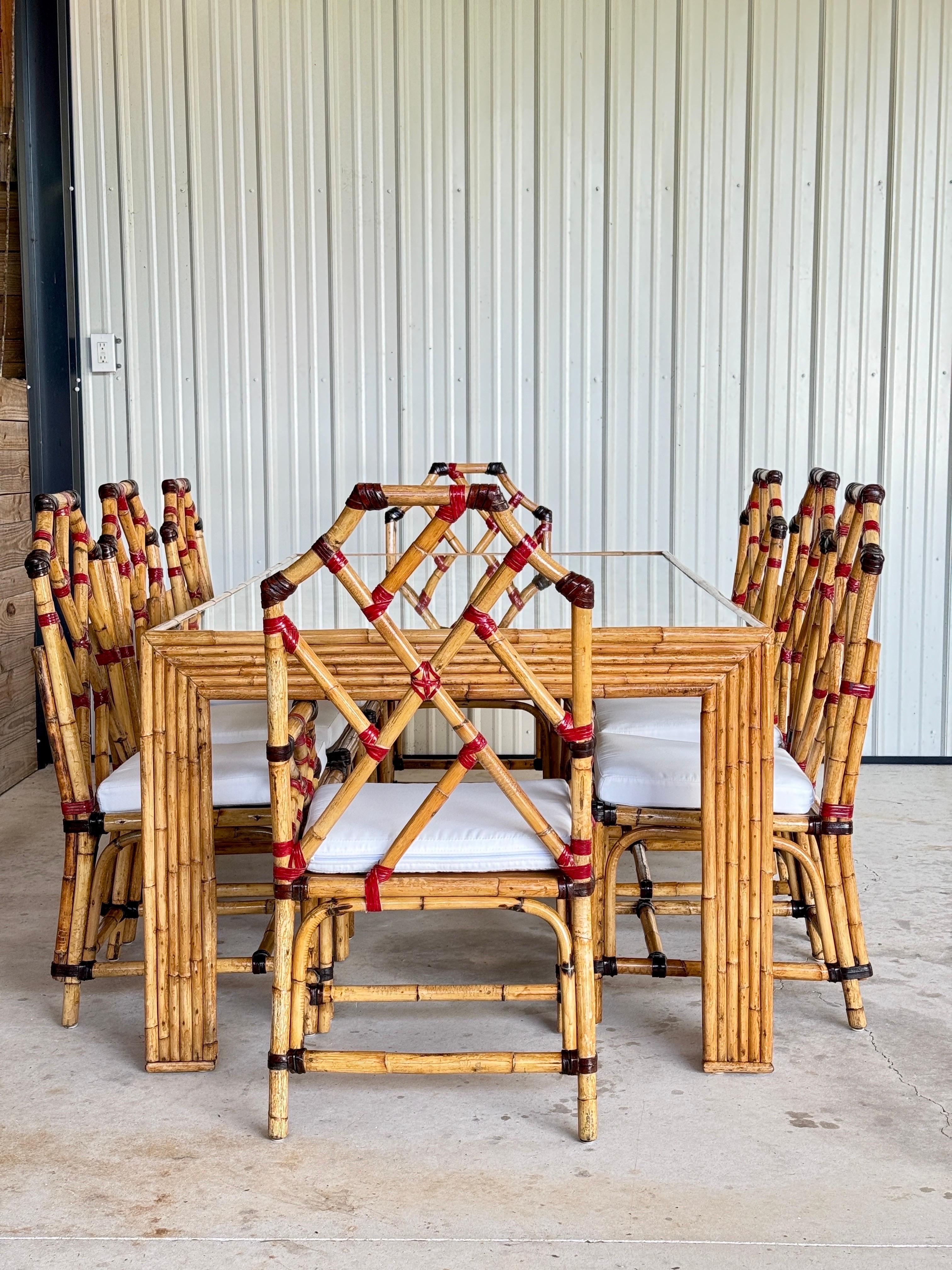 Organique Ensemble de salle à manger en bambou Chippendale restauré au milieu du 20e siècle - Table W en vente
